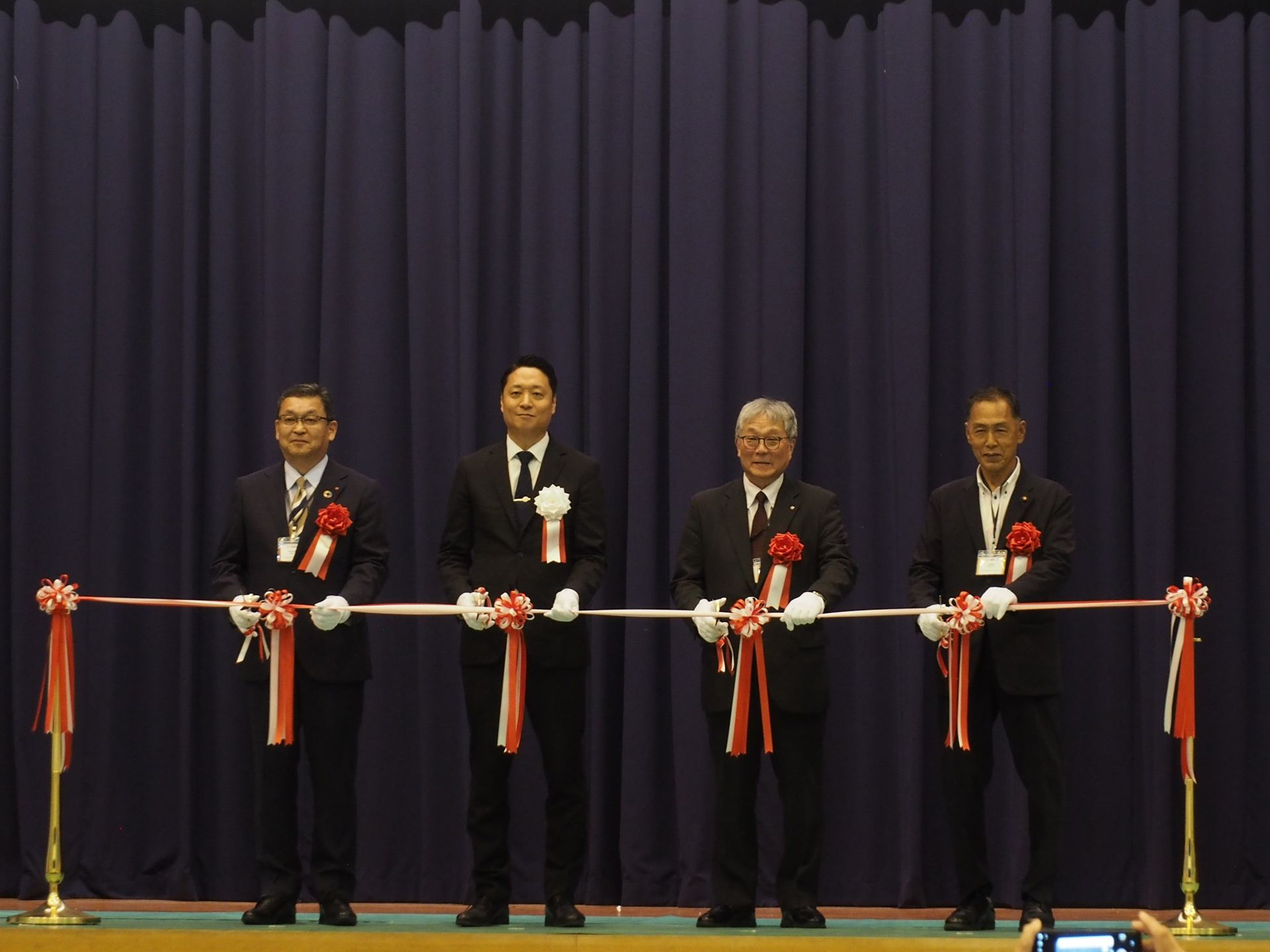 左から、鵜池氏、志倉氏、脇山氏、井上氏