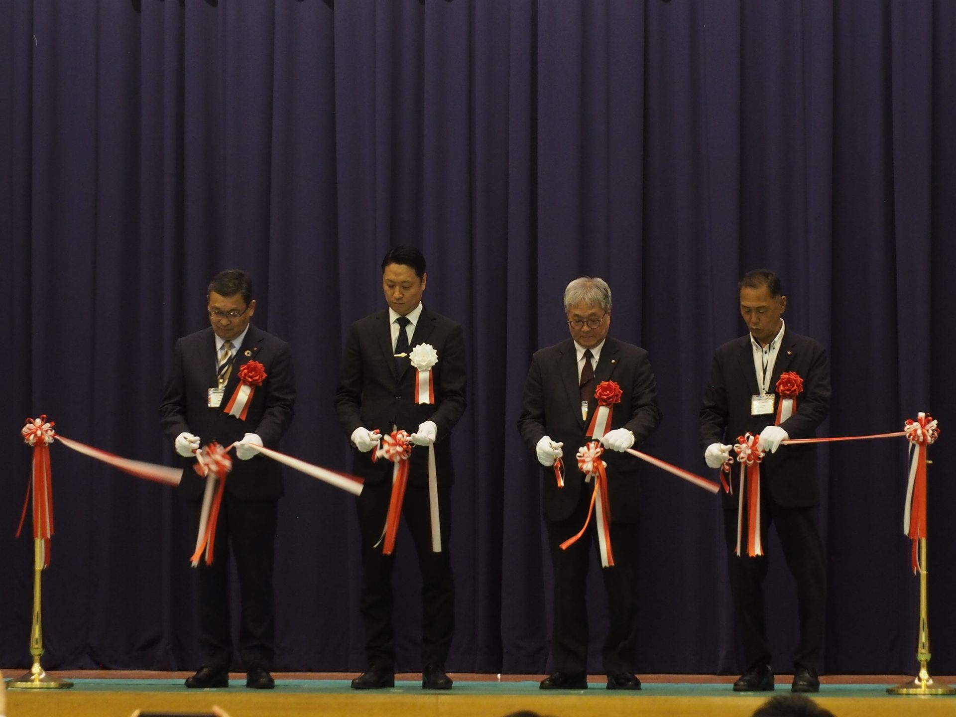 テープカットの瞬間