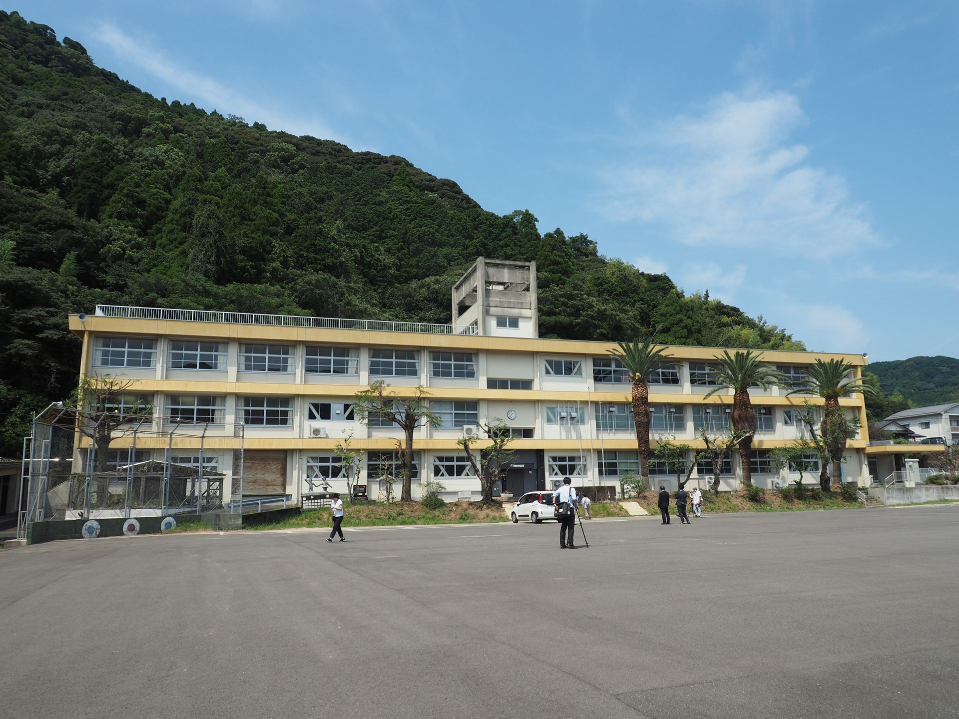 玄海町データセンターの外観。中央の入口を除けば普通の小学校のように見える