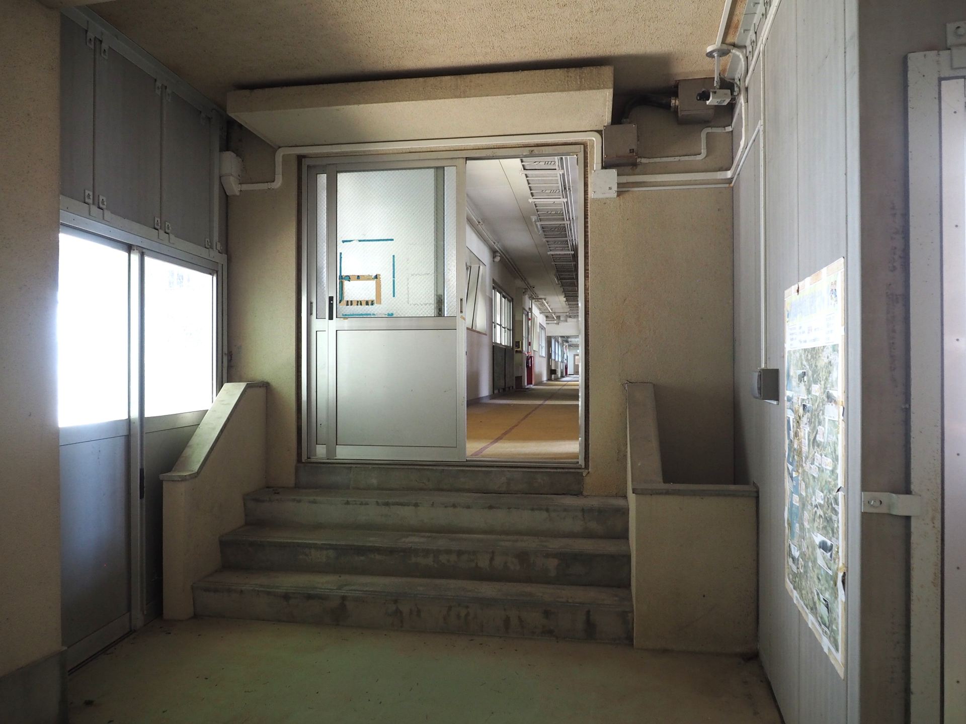 旧昇降口を入ったところ。当時の雰囲気がそのまま残っている