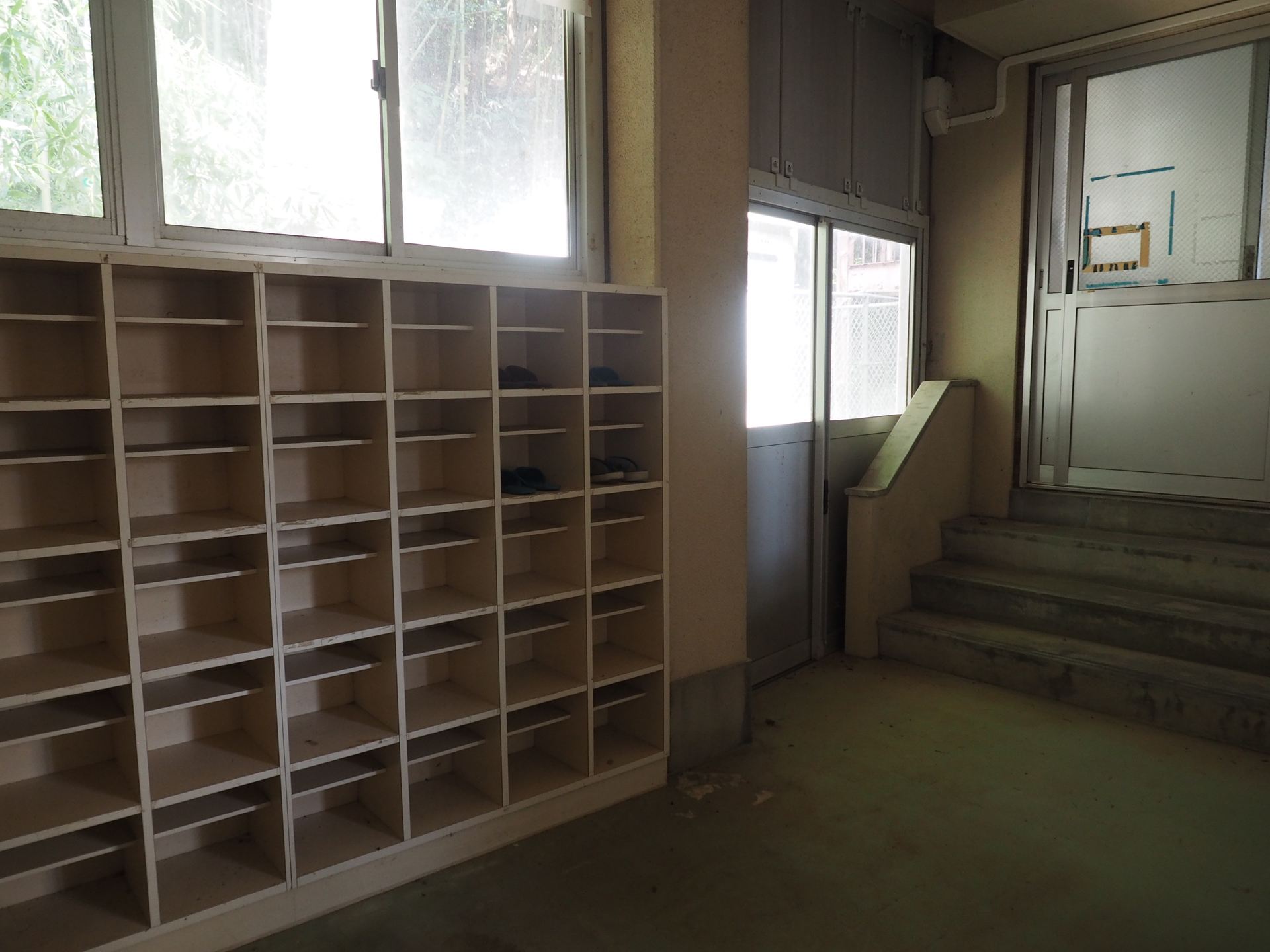 左は下駄箱である