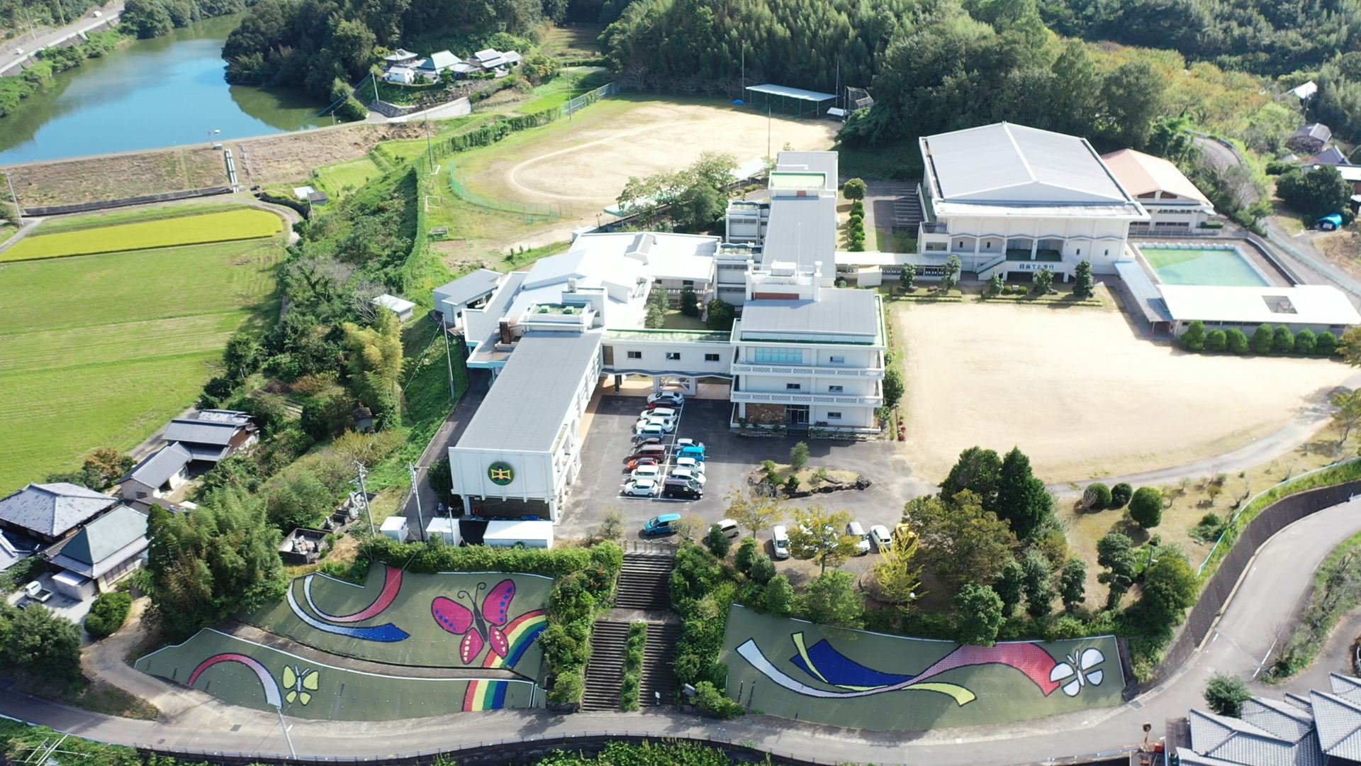 綾川町の廃校になった旧綾上中学校の航空写真。右上の体育館をGPUデータセンターに改修予定