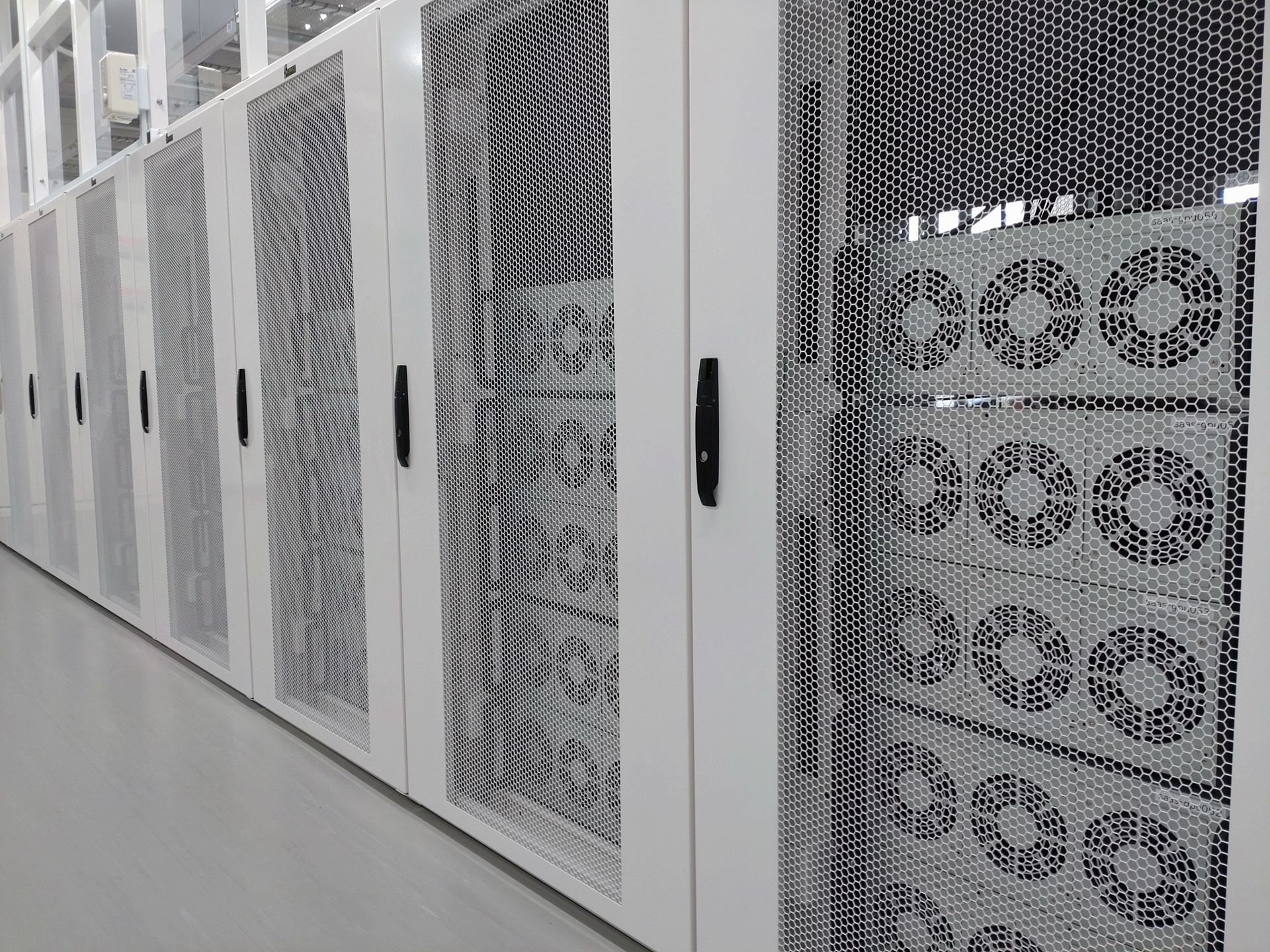 サーバー室の内部。中央にラックがあり、1ラックあたり5台のサーバーが設置されている