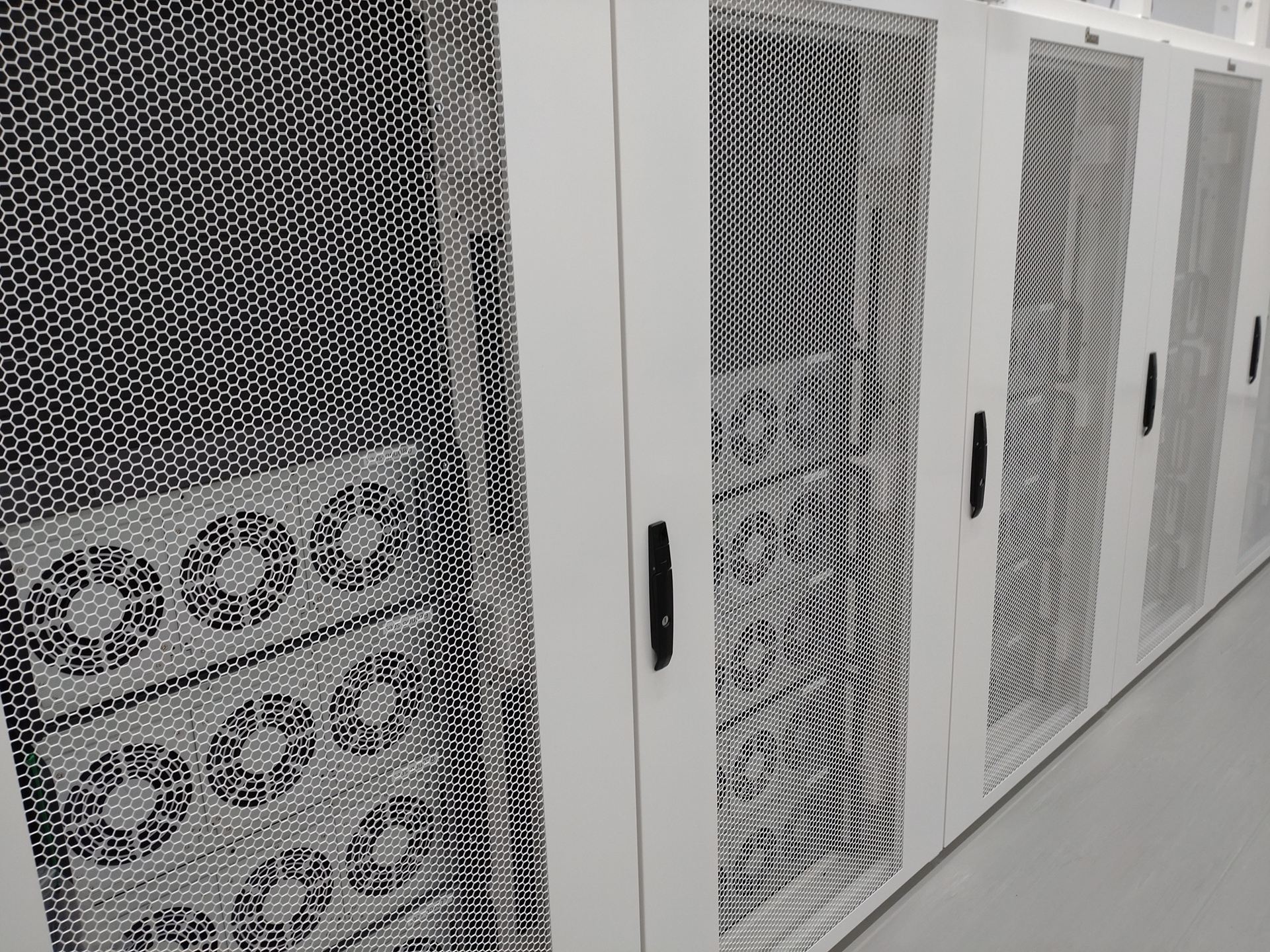 ラックの数は8つあるため、1つのサーバー室に5×8＝40台のサーバーがある