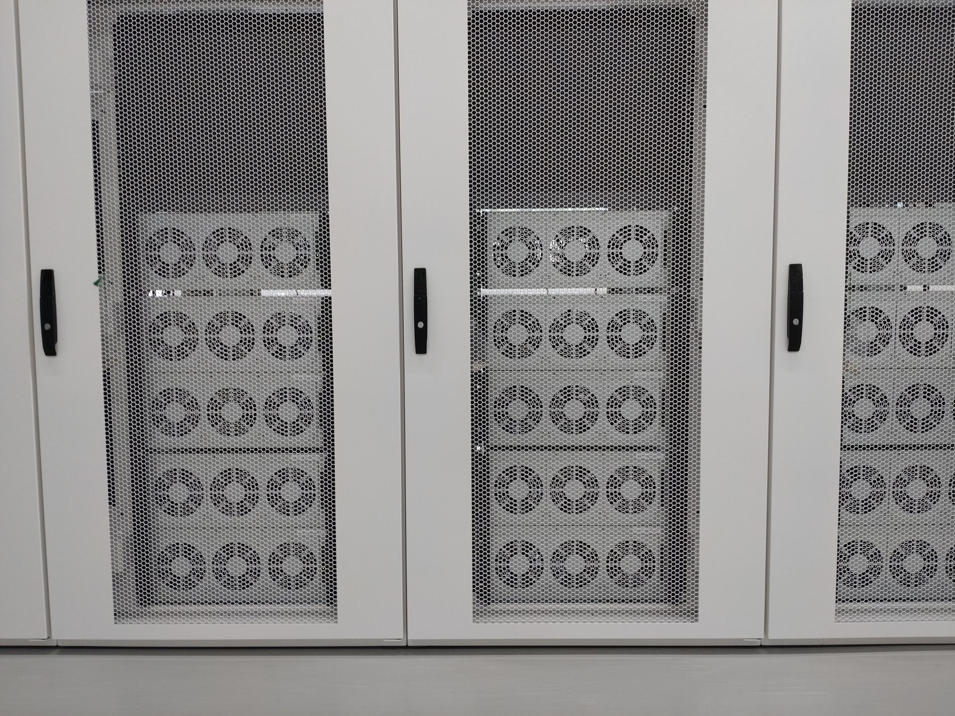 ラックの上部にはまだ余裕があるが、床の耐荷重もあるため、基本的にはこれ以上ラックにサーバーを追加しない予定とのこと