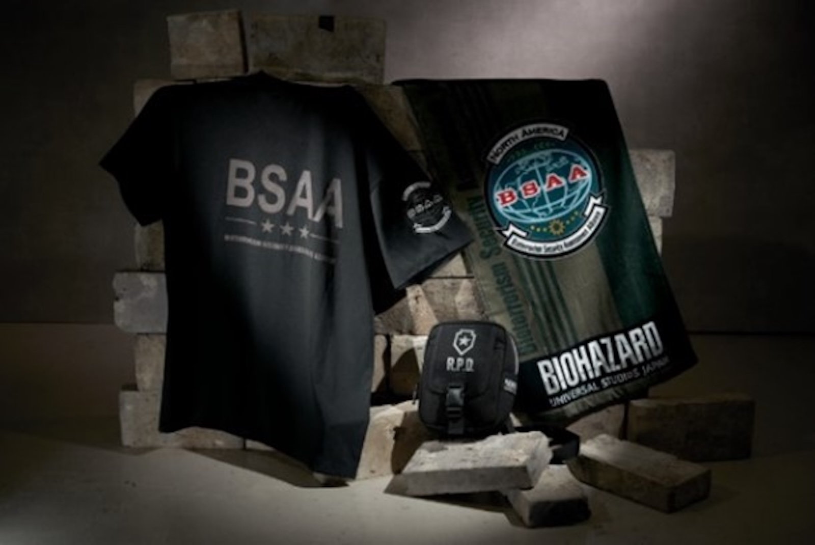 Tシャツ（左）、3WAYバッグ（中央）、フェイスタオル（右）