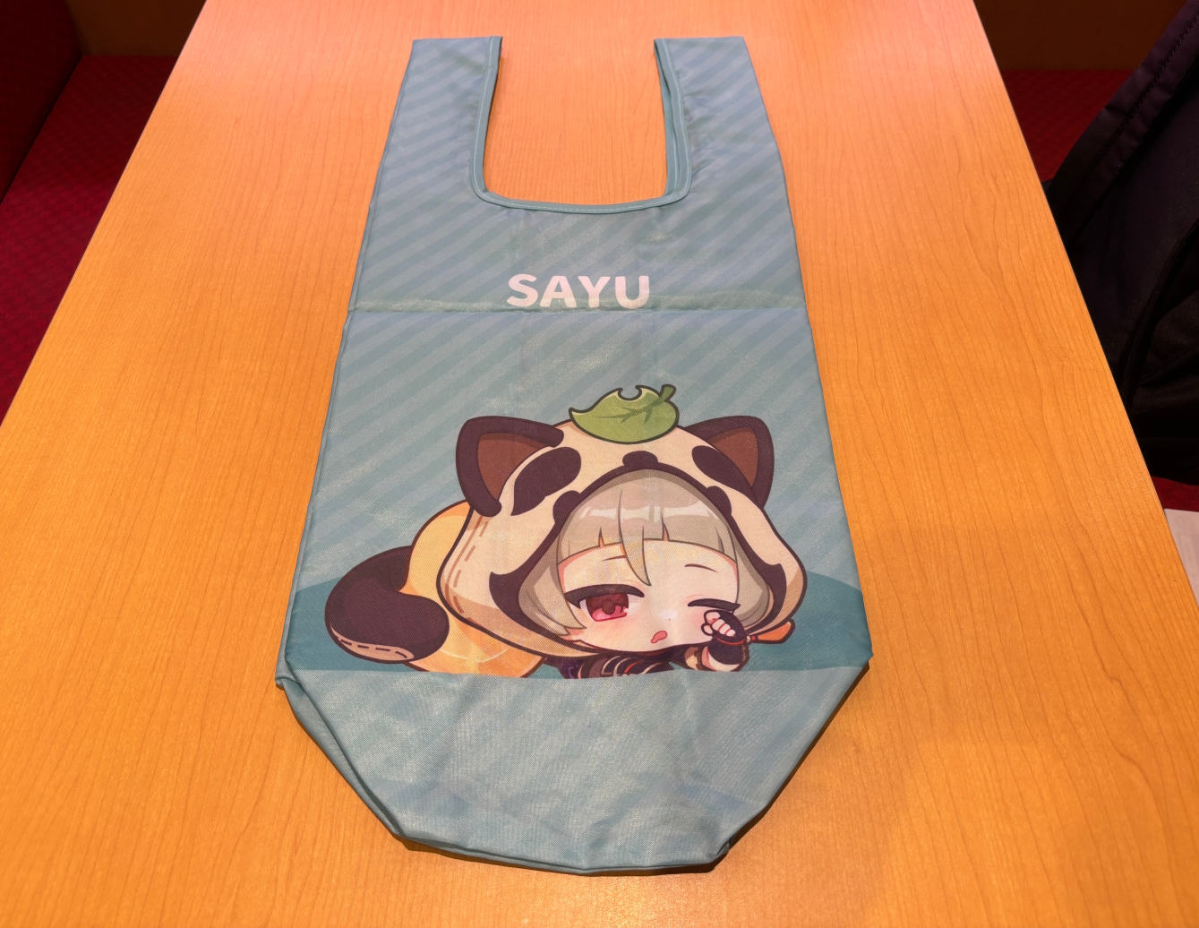 早柚のデザインには裏側にだるまがプリント。裏にはそれぞれ関連が深いデザインがあしらわれている