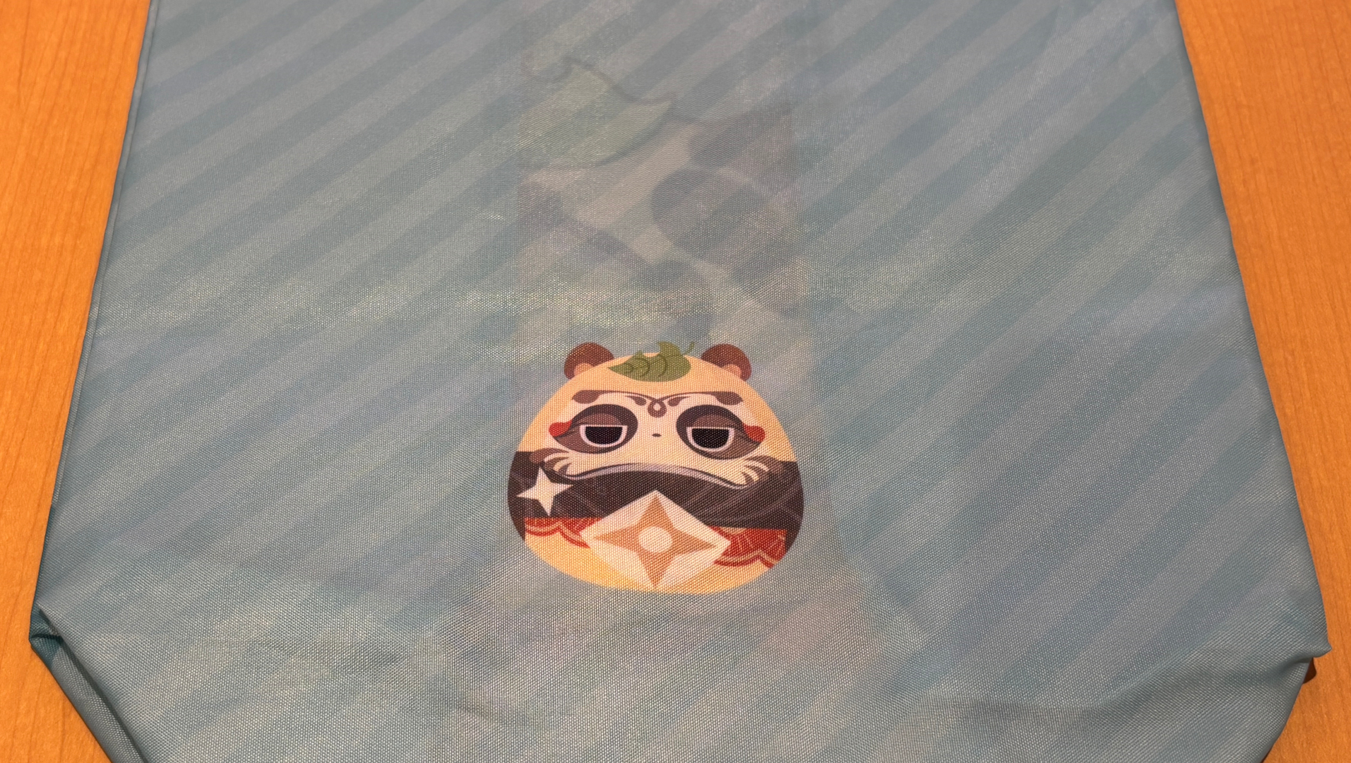 早柚のデザインには裏側にだるまがプリント。裏にはそれぞれ関連が深いデザインがあしらわれている