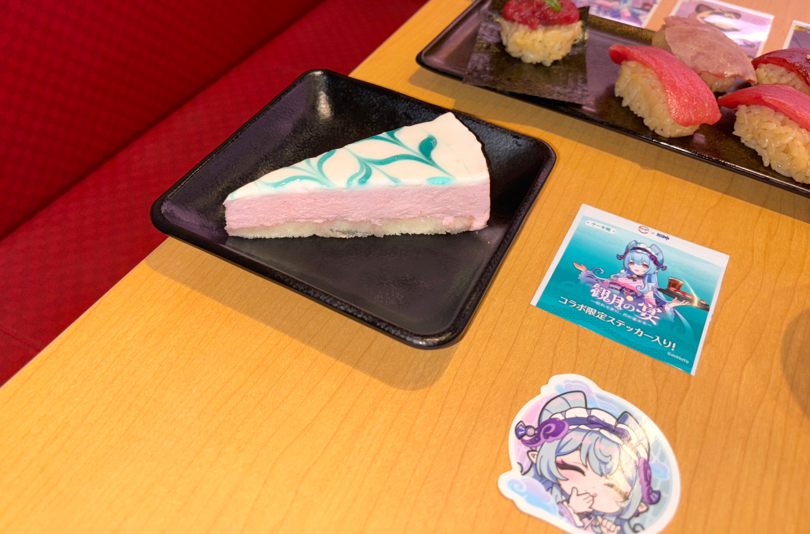 イチオシだという「観月の宴 原神コラボ限定ステッカー付き 苺ミルクムースケーキ」。爽やかな見た目がポイント（価格：320円～）