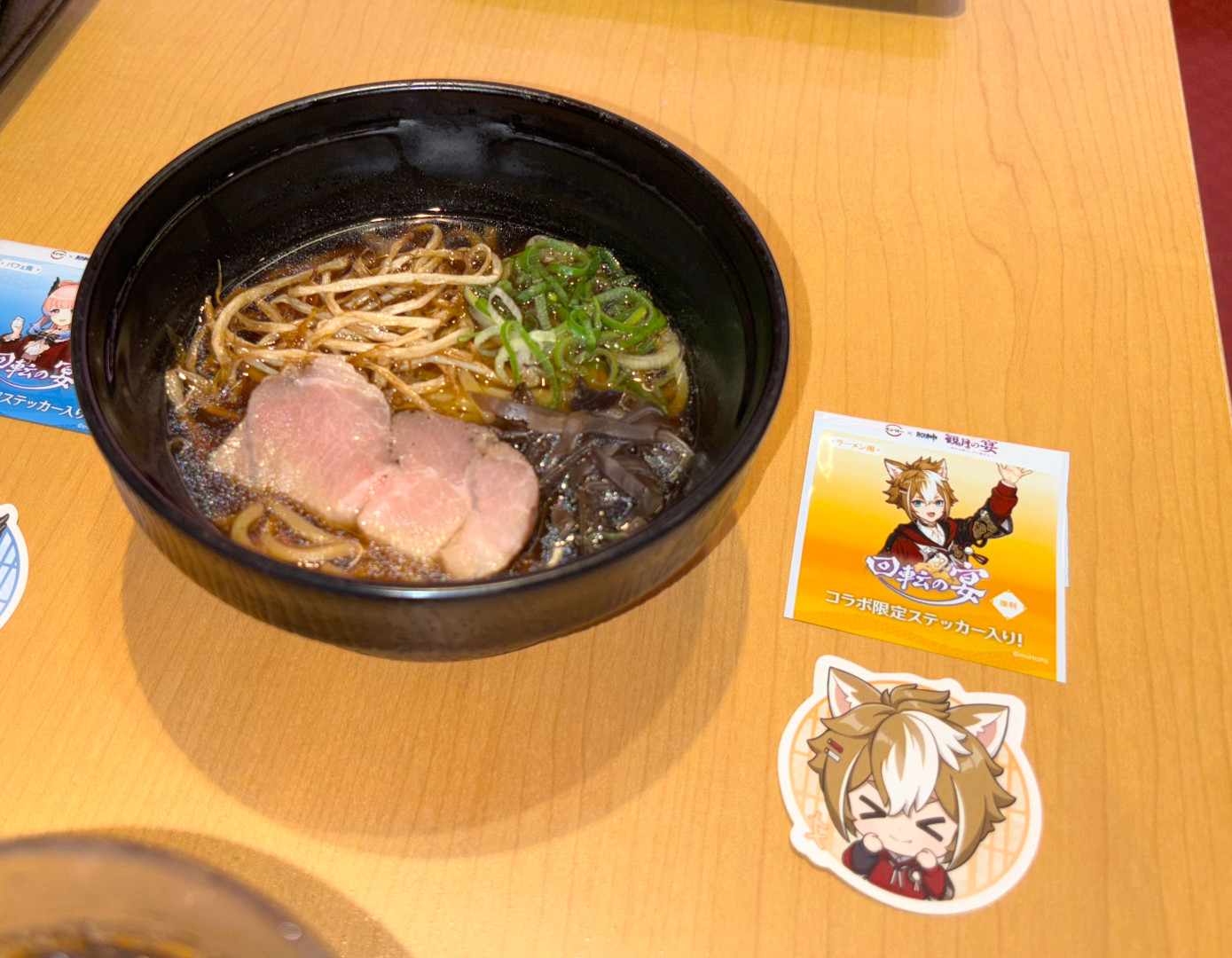 「観月の宴 原神コラボ限定ステッカー付き 復刻 醤油ラーメン」（価格：500円～）これら2つは前回のコラボでも提供されたメニューで復刻販売が実施