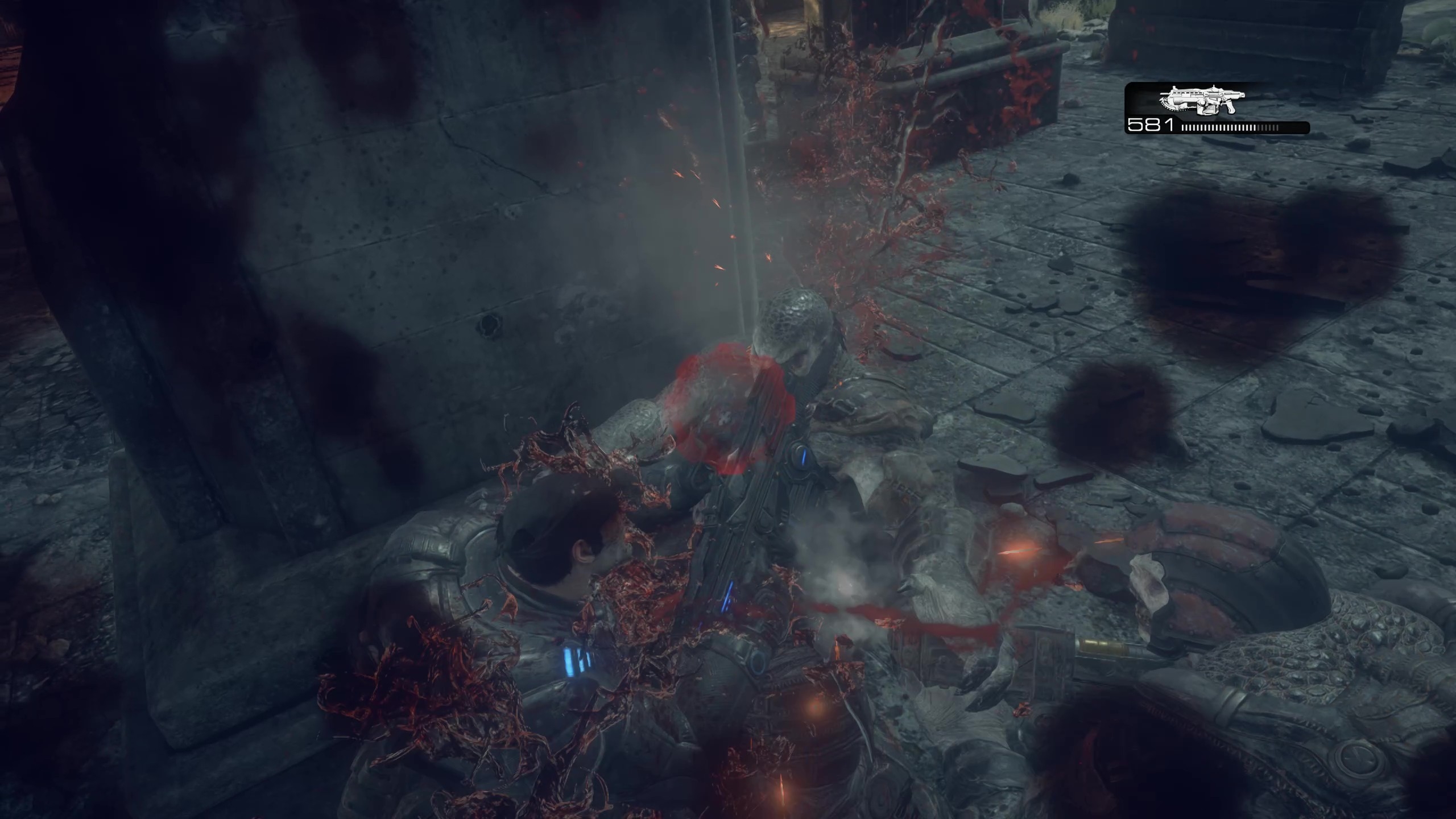 シリーズを象徴する銃器「ランサーアサルトライフル」は、銃身にチェンソーが装備されている。チェンソーを起動させた状態で敵に接近すると、胴体を切り裂く攻撃モーションが発生する