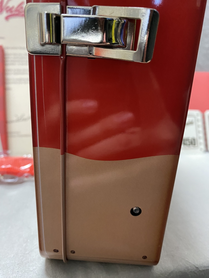 ↑の鍵のようなものを、ケースの横にある穴に指すことでテーマソングのオルゴール版を聞ける