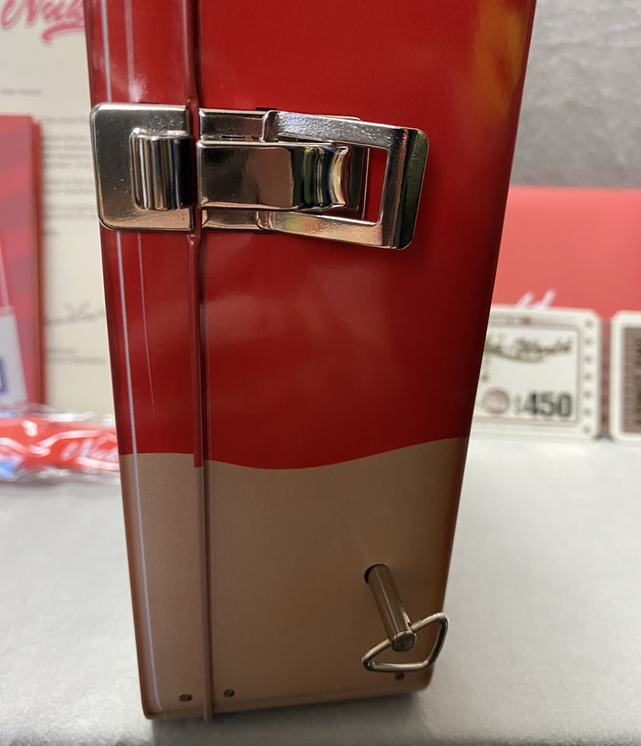 穴に挿した状態。時計回りに回して手を放すと音が鳴る。気持ち硬めで結構回す必要がある