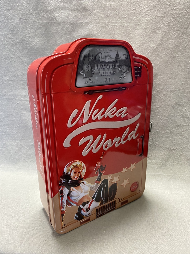 ケースの厚さは分厚い辞書ぐらい。筆者の場合は本棚にすっぽりと収まった