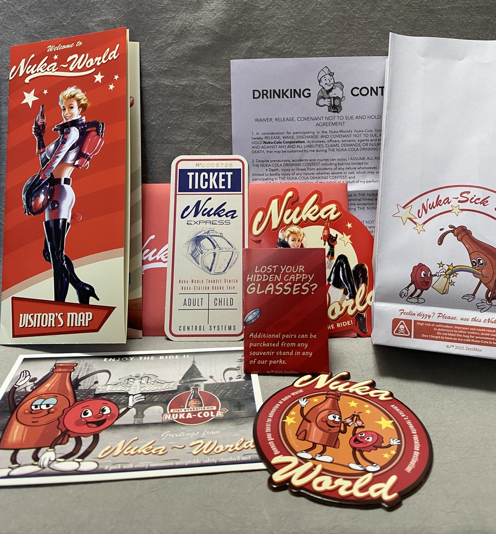 封筒の中身は園内マップ。「ヌカ・エクスプレス」チケット、エチケット袋、ポストカード、「ヌカ・コーラ飲み比べ大会」用の免責同意書など多岐にわたる