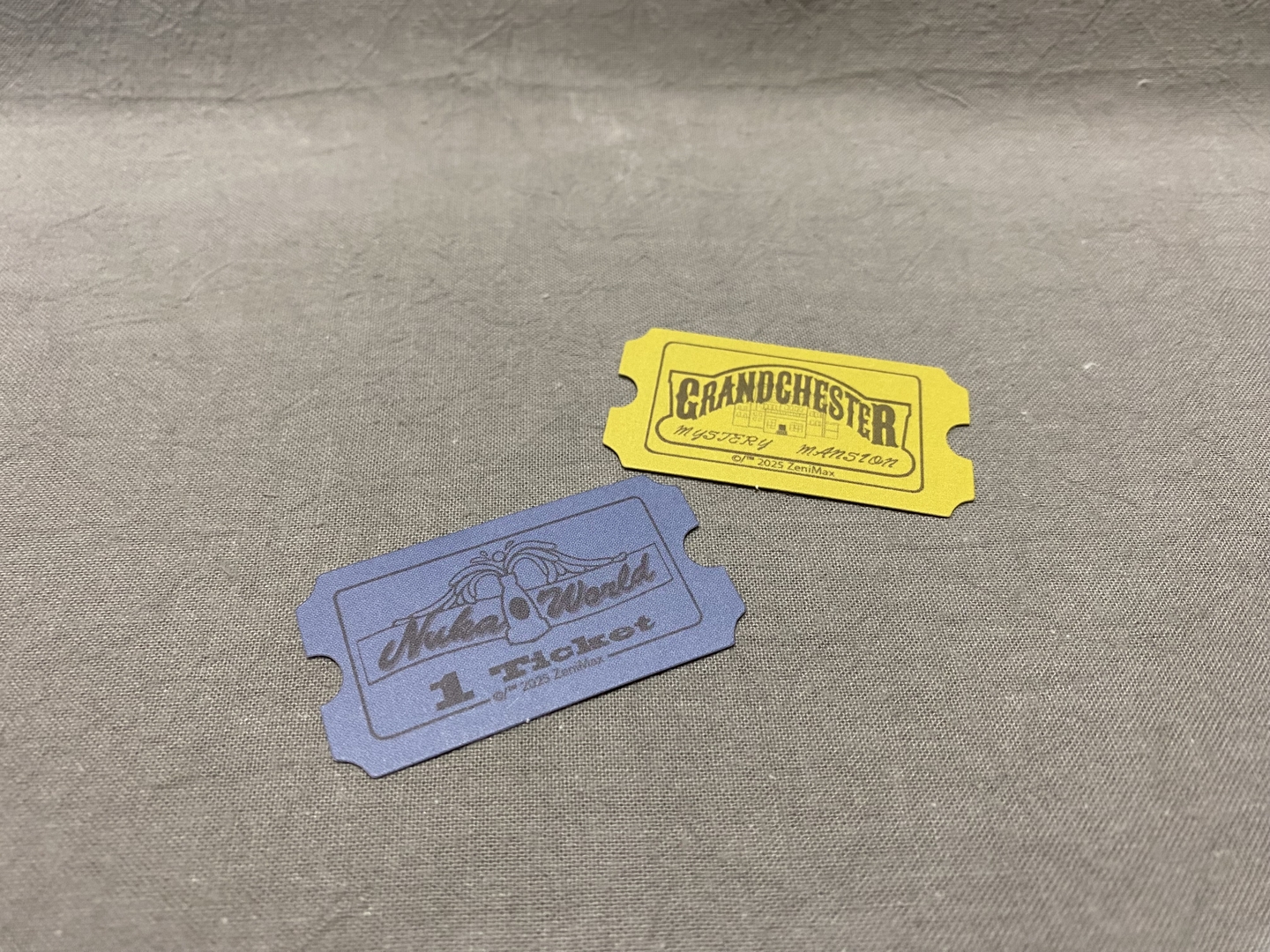 ゲーム内にも登場するチケット（左）とグランチェスター・ミステリー・マンション（右）のチケット