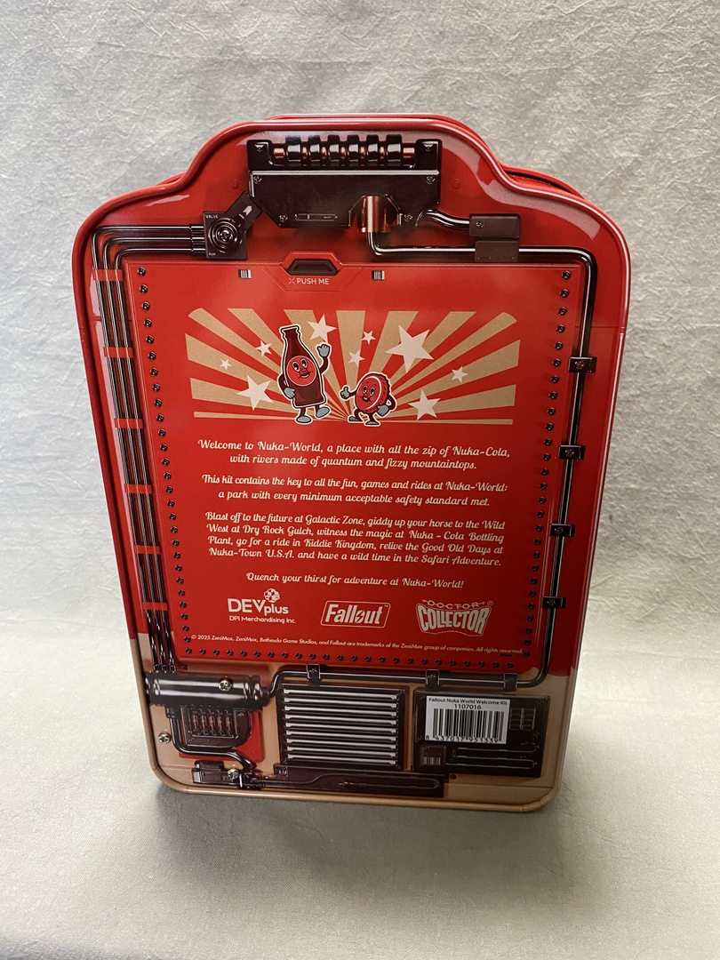 ↑の紙を外すと「ヌカ・ワールド」の概要が書かれている。「every minimum acceptable safety standard met（最低限度の安全基準を満たしています）」との記述があり、早速不安になるのも倫理観が緩めでファンとしては嬉しい