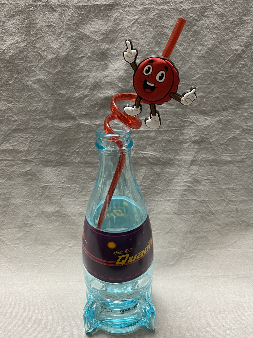 「ヌカ・コーラ クアンタム」（別売）ととてもよく似合う。普通の瓶コーラに挿して飲んでも気分があがりそうだ
