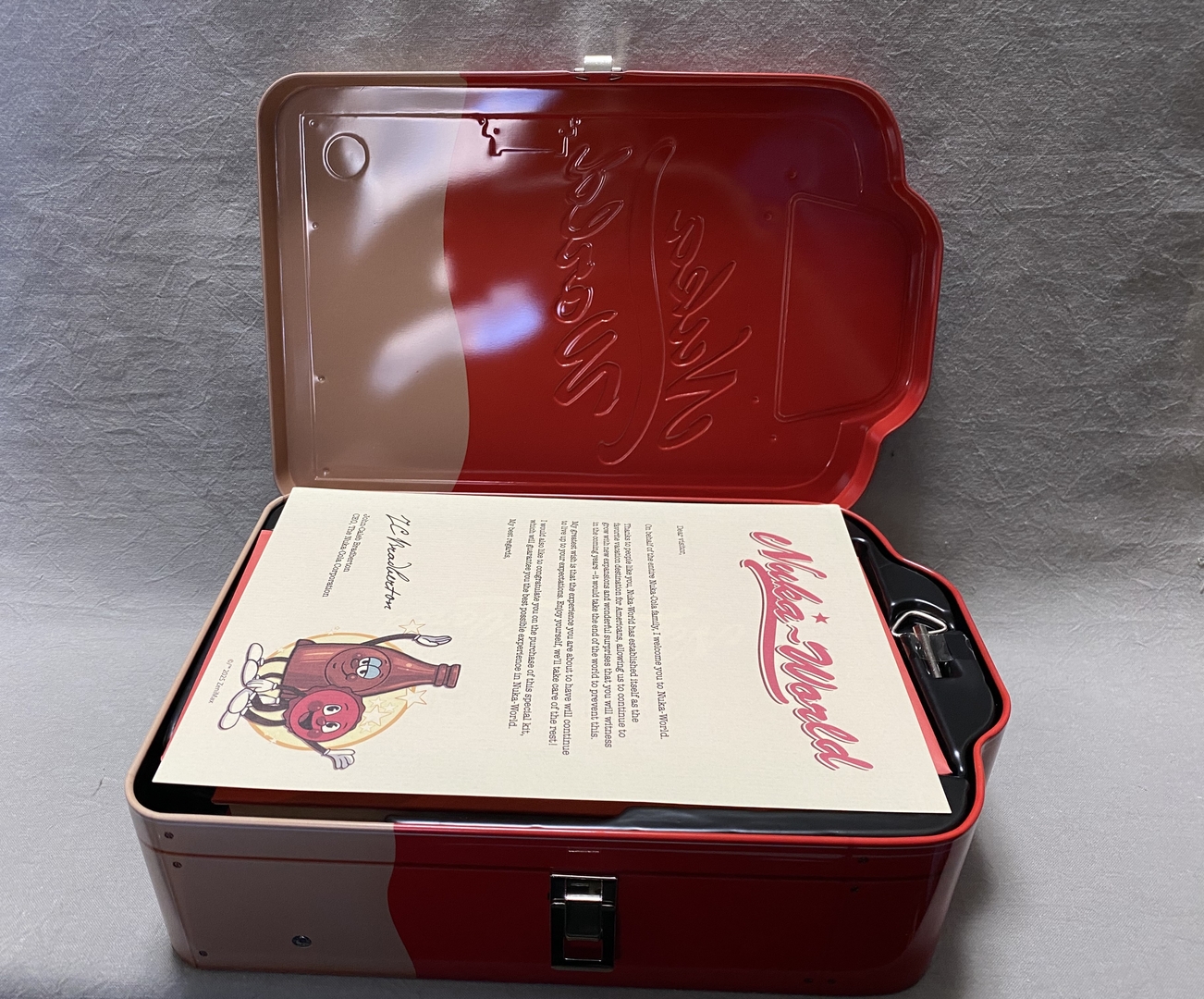 ケースの蓋を開けるとまずは「ヌカ・コーラ」の開発者で同社CEOのジョン・ケイレブ・ブラッドバートンからの手紙が出てくる