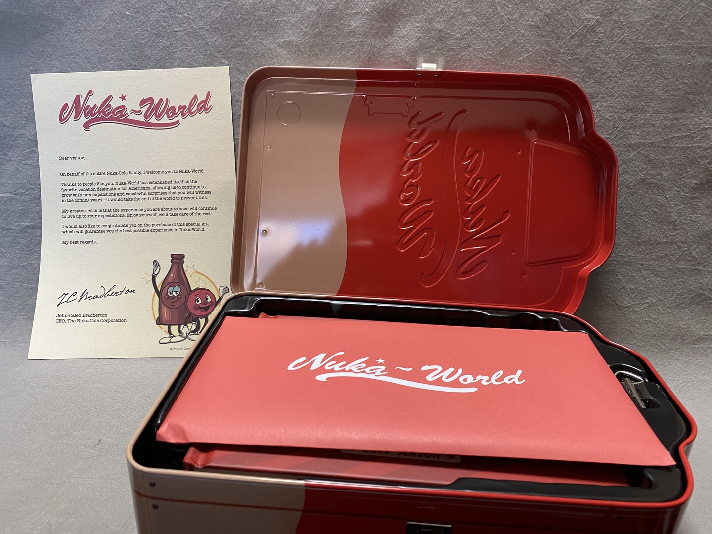 手紙の下は各チケットやポストカードに園内マップなどが入った封筒