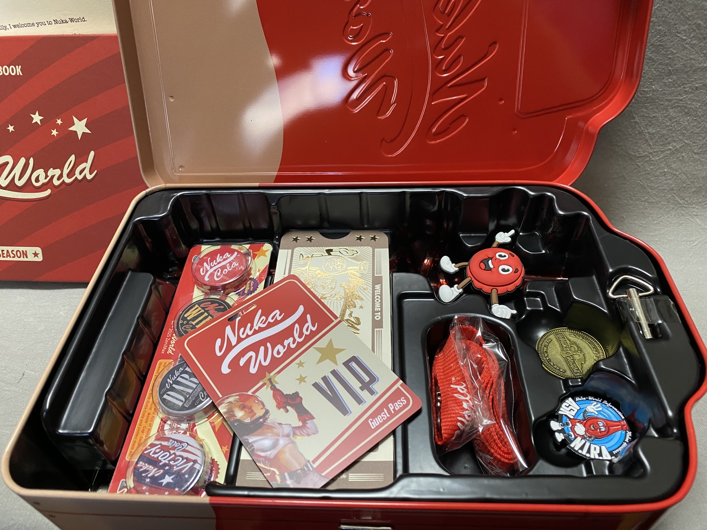 ガイドブックを取ると各種アイテムがぎっしり詰まっている。右端の金属製の鍵のようなものはケースのオルゴール用のもの