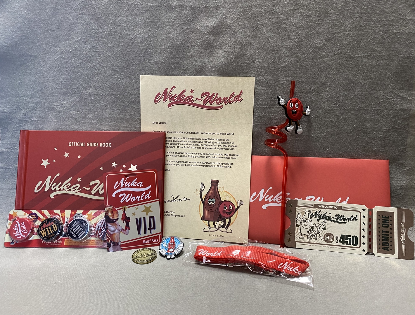 アイテム一覧。封筒の中にもグッズが入っているので、かなり多くのアイテムが同梱されている