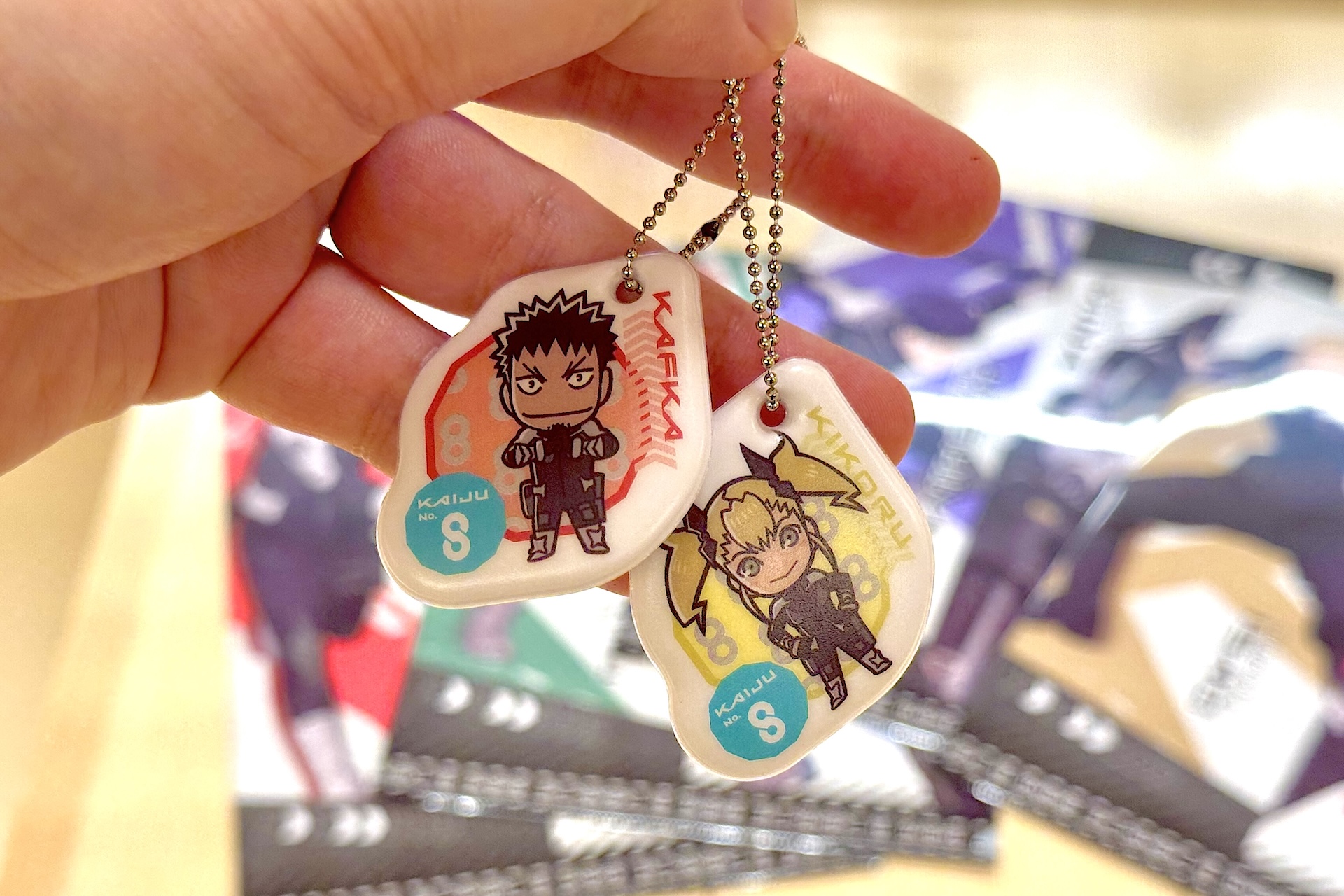 ボールチェーンで付け外しやすい。カバンなどに付けて楽しめる