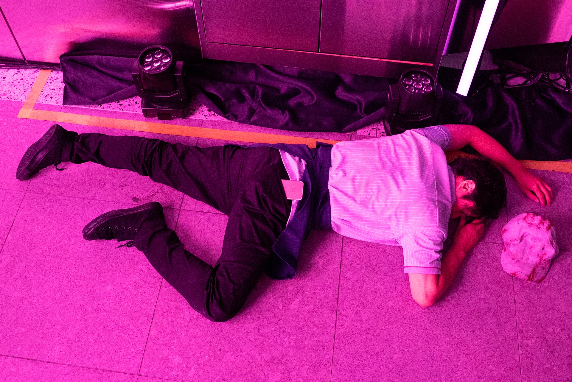 床には店長らしき人物が倒れている