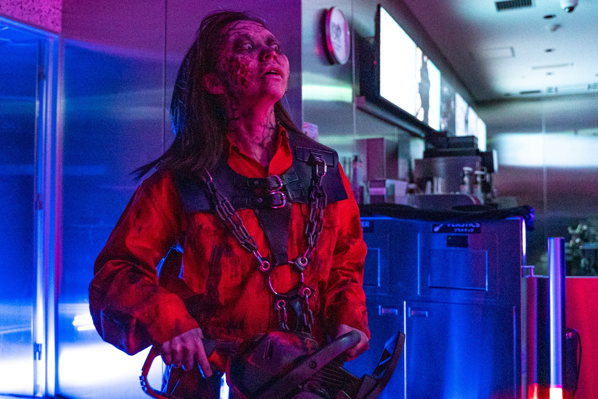 囚人ゾンビが乱入。首からチェーンソーをぶら下げていて、さらに危険度MAXに