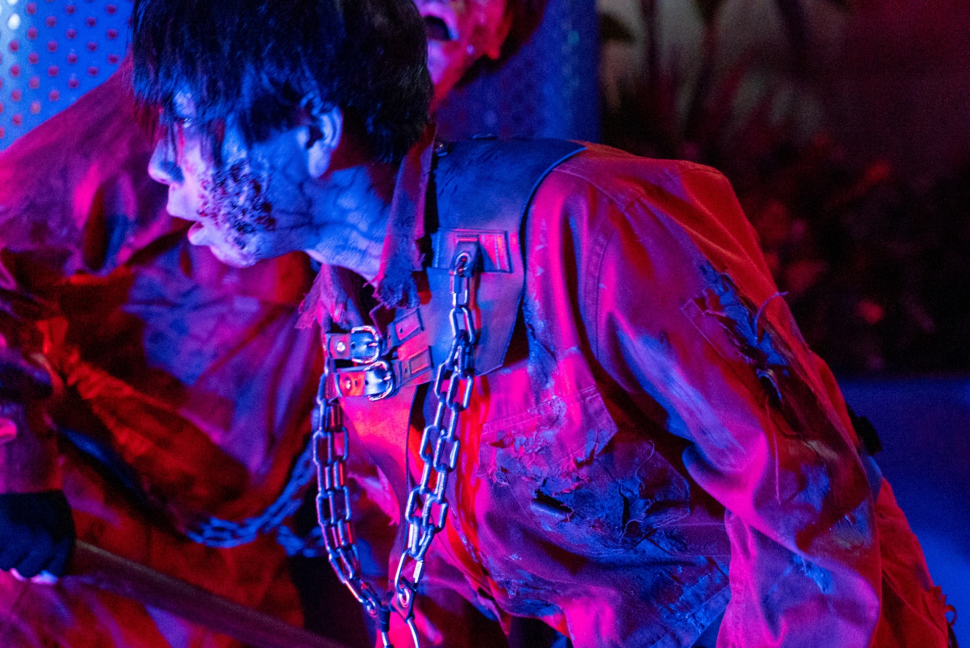 獲物（人間）を探すゾンビたち