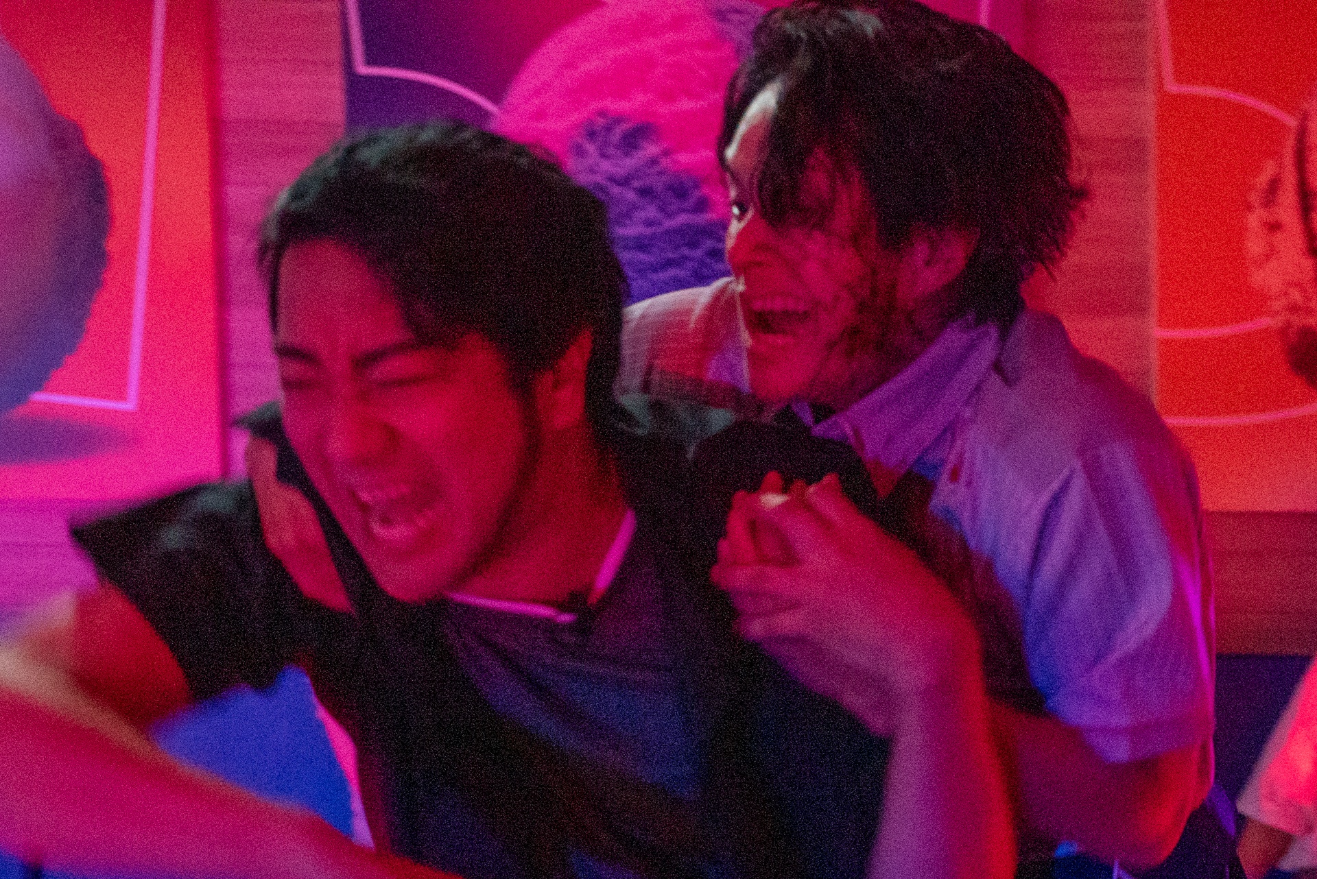 ゾンビ化した店長に襲われるテロリスト