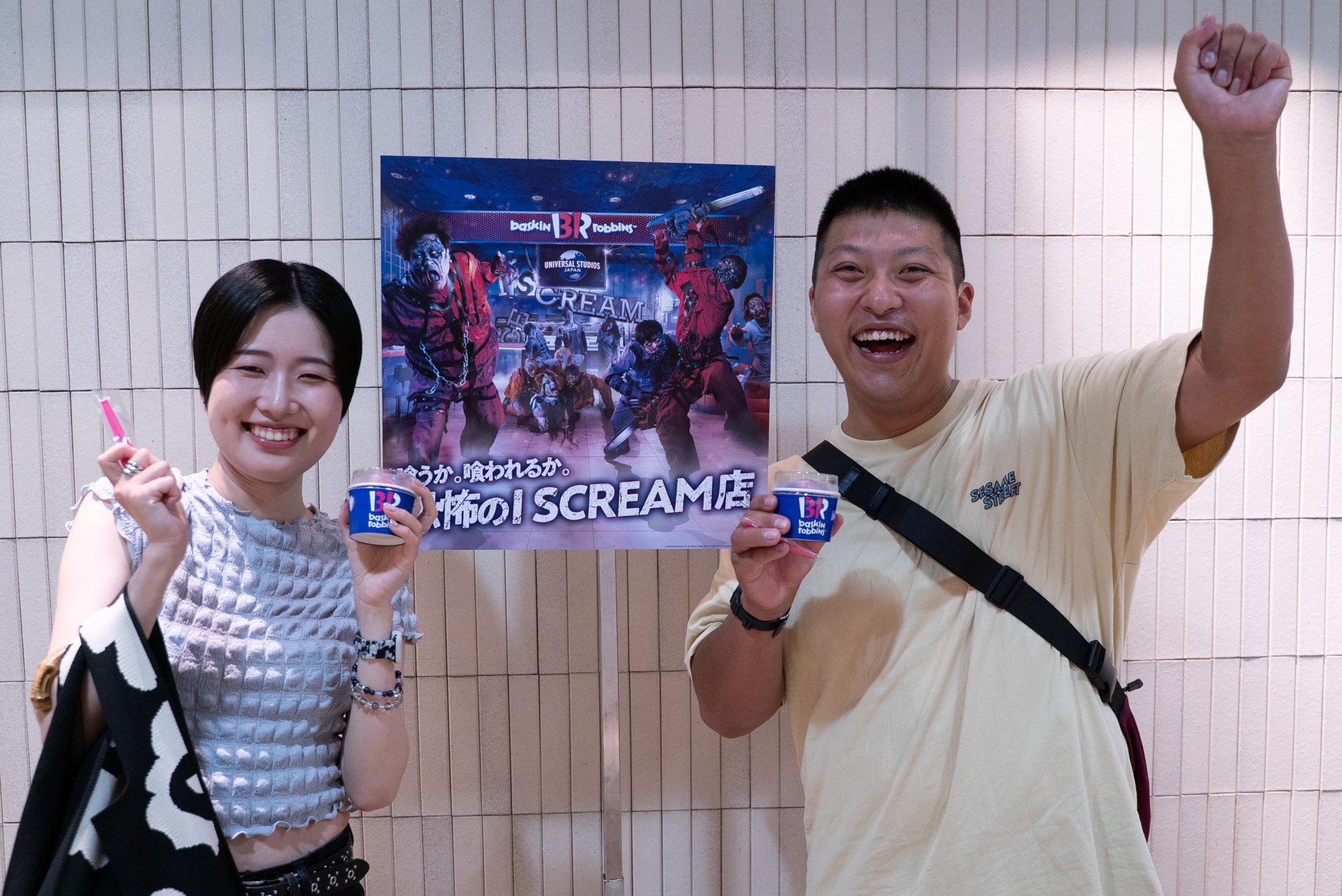 参加者にインタビューもしてみた。「パーク内と違いゾンビが凄い近くまで来て迫力が違う」「参加人数が限られているのでじっくり見られて贅沢な体験だった」とのこと