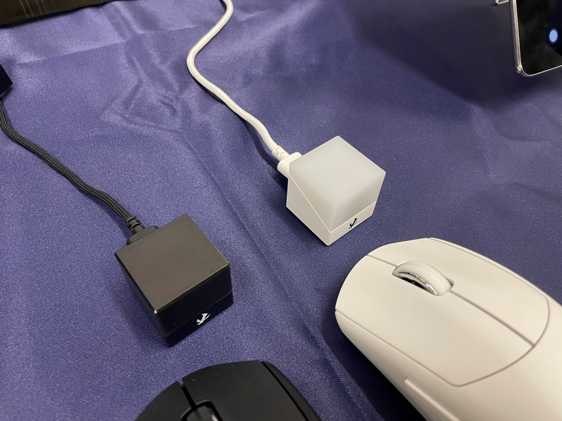 付属のレシーバー。このレシーバーとマウスの通信にUWB帯が使用される。なお、ケーブルを直接マウスに挿して使用することも可能