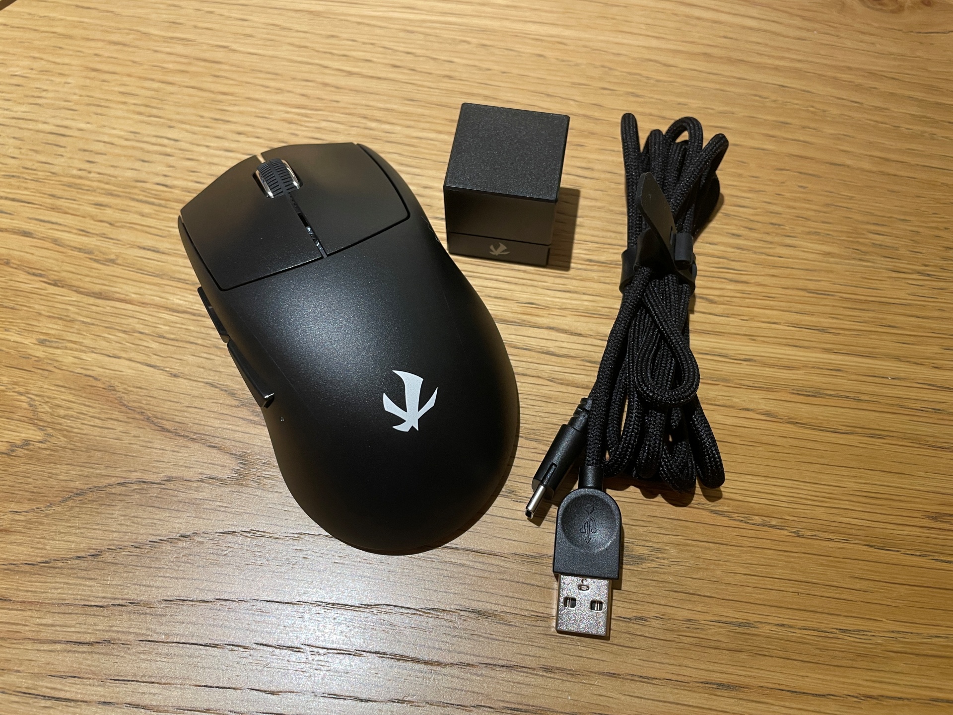 ケーブル、レシーバー、マウス本体が主な構成パーツ