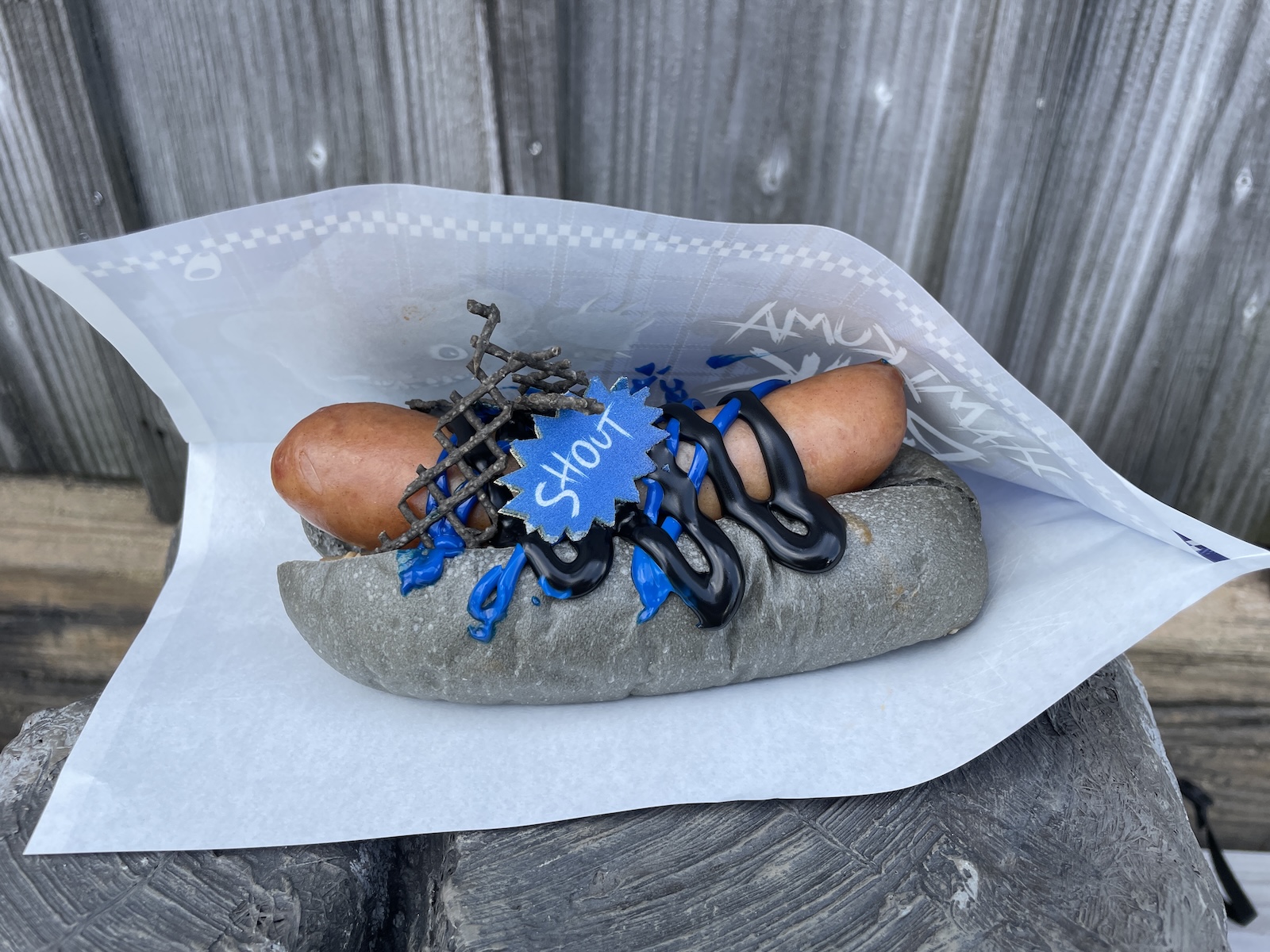 ハミクマパンク・ドッグ 〜ブラックチーズソース＆ペッパー〜（1,100円）