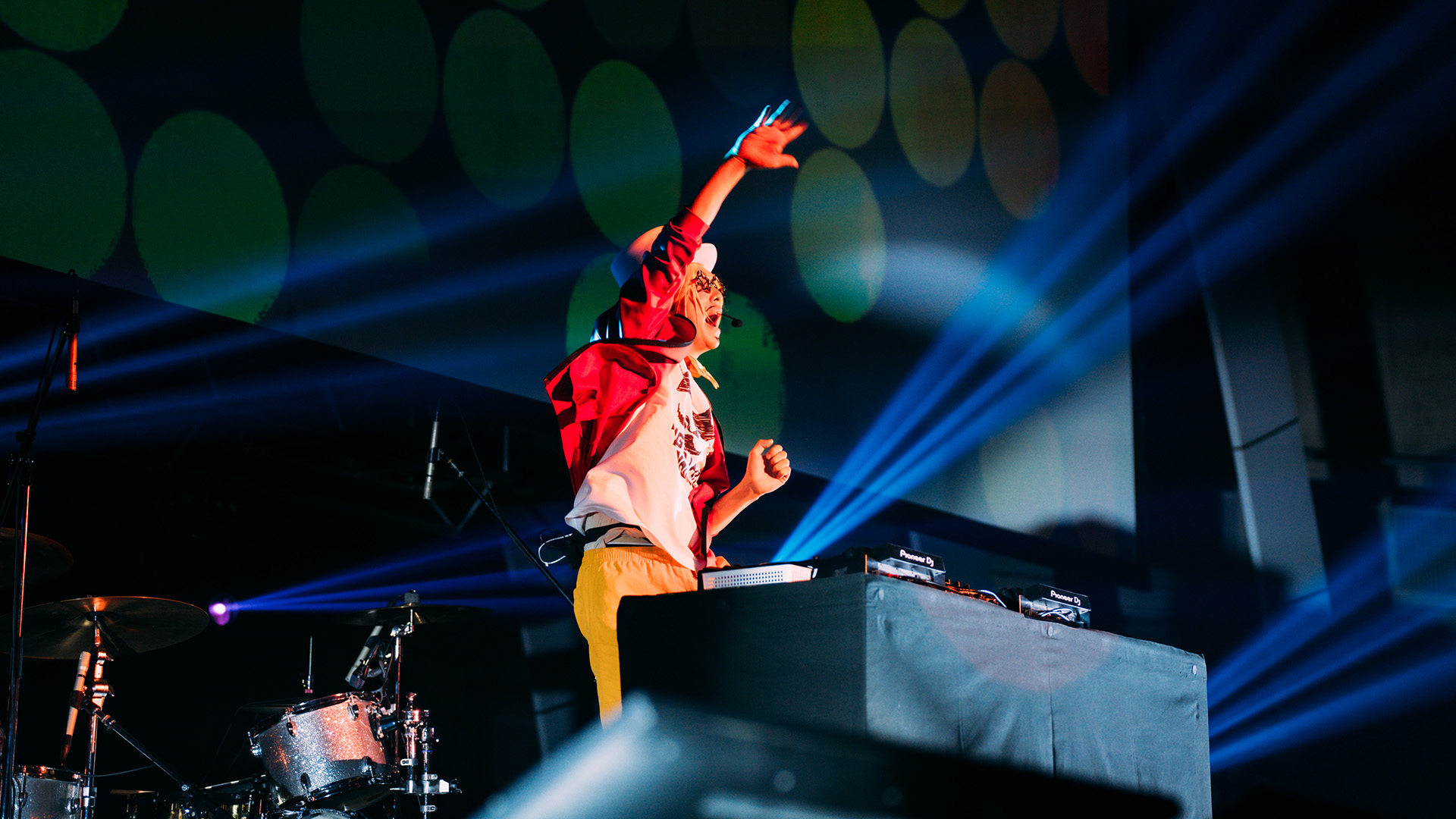 住人達によるステージが行われた。ステージの3枚の写真は大川（@bacter1a）氏の撮影