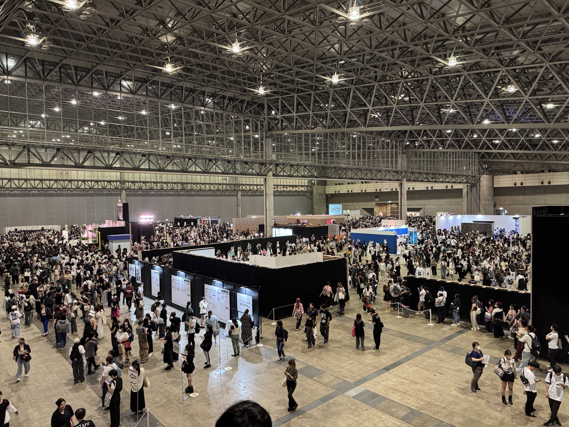 シティエリアには多くのストグラファンである「観測者」たちが観光客として詰めかけた