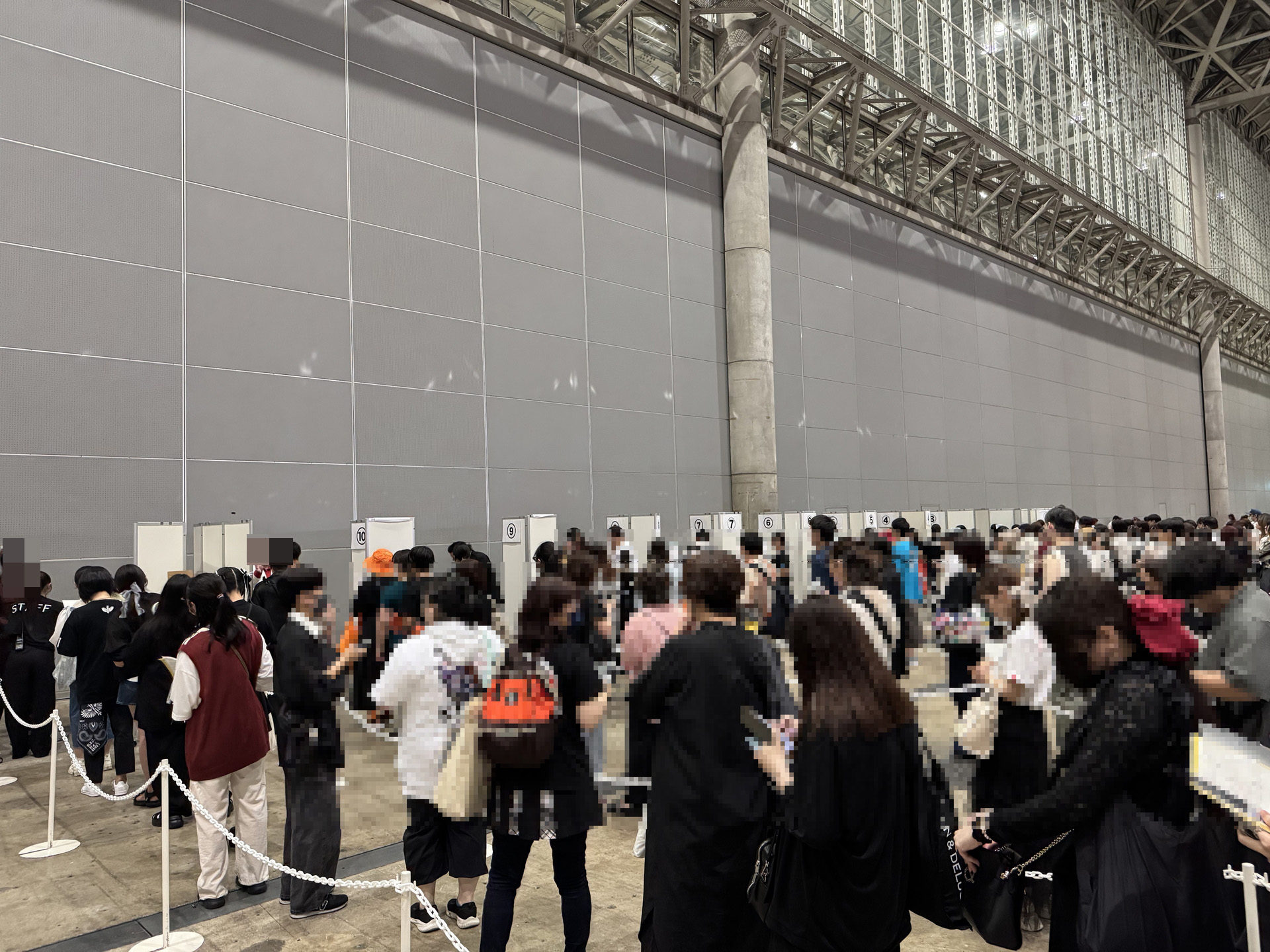 ミート＆グリートエリアを見ると、ストリーマーたちとの「ミート＆グリート」が行なわれていた