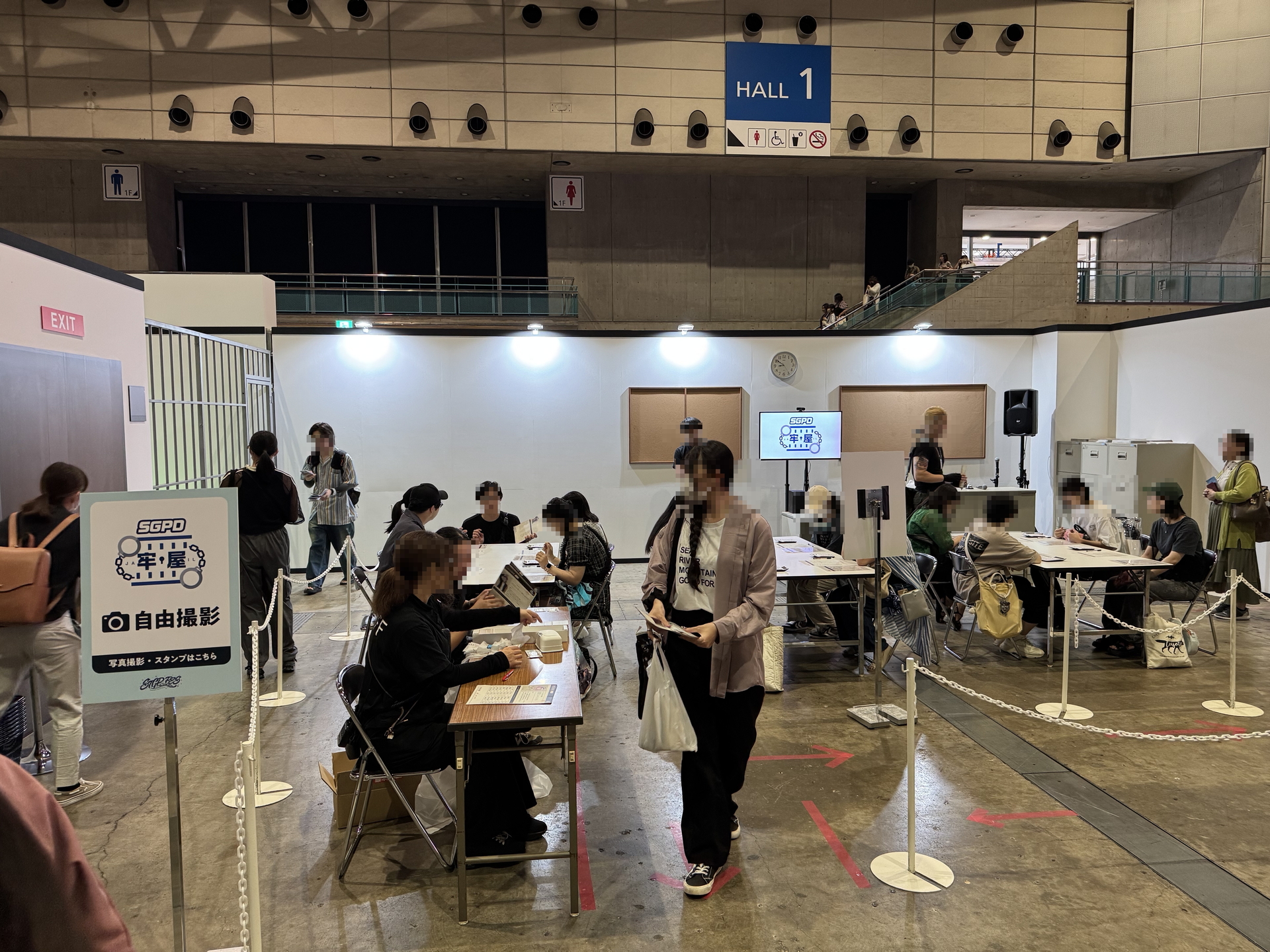 「牢屋」の様子。問題に苦悩する「観光客」たちで賑わう