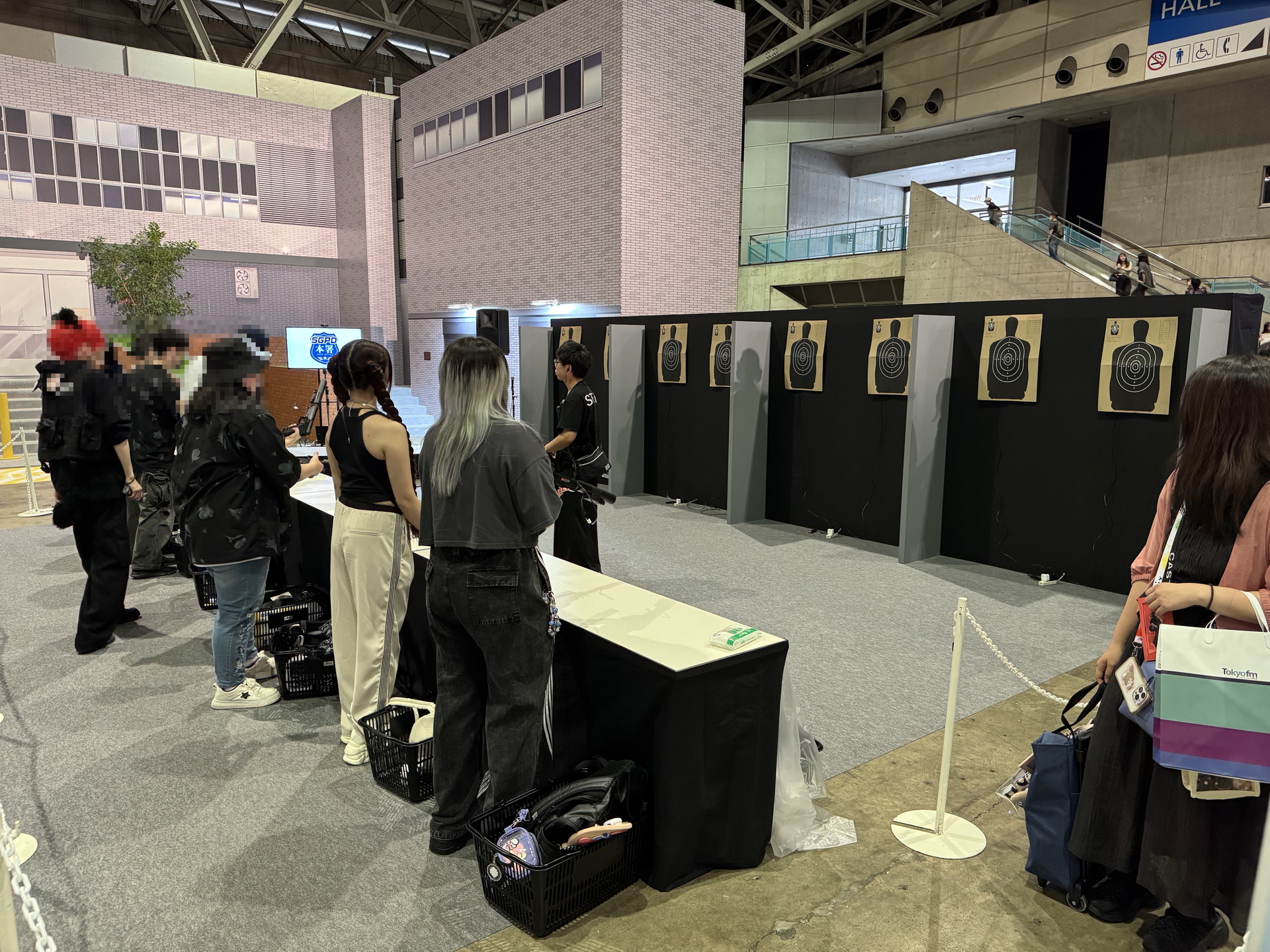 「警察署」のアトラクションでは射撃訓練を楽しむ「観光客」たちが盛り上がりを見せていた