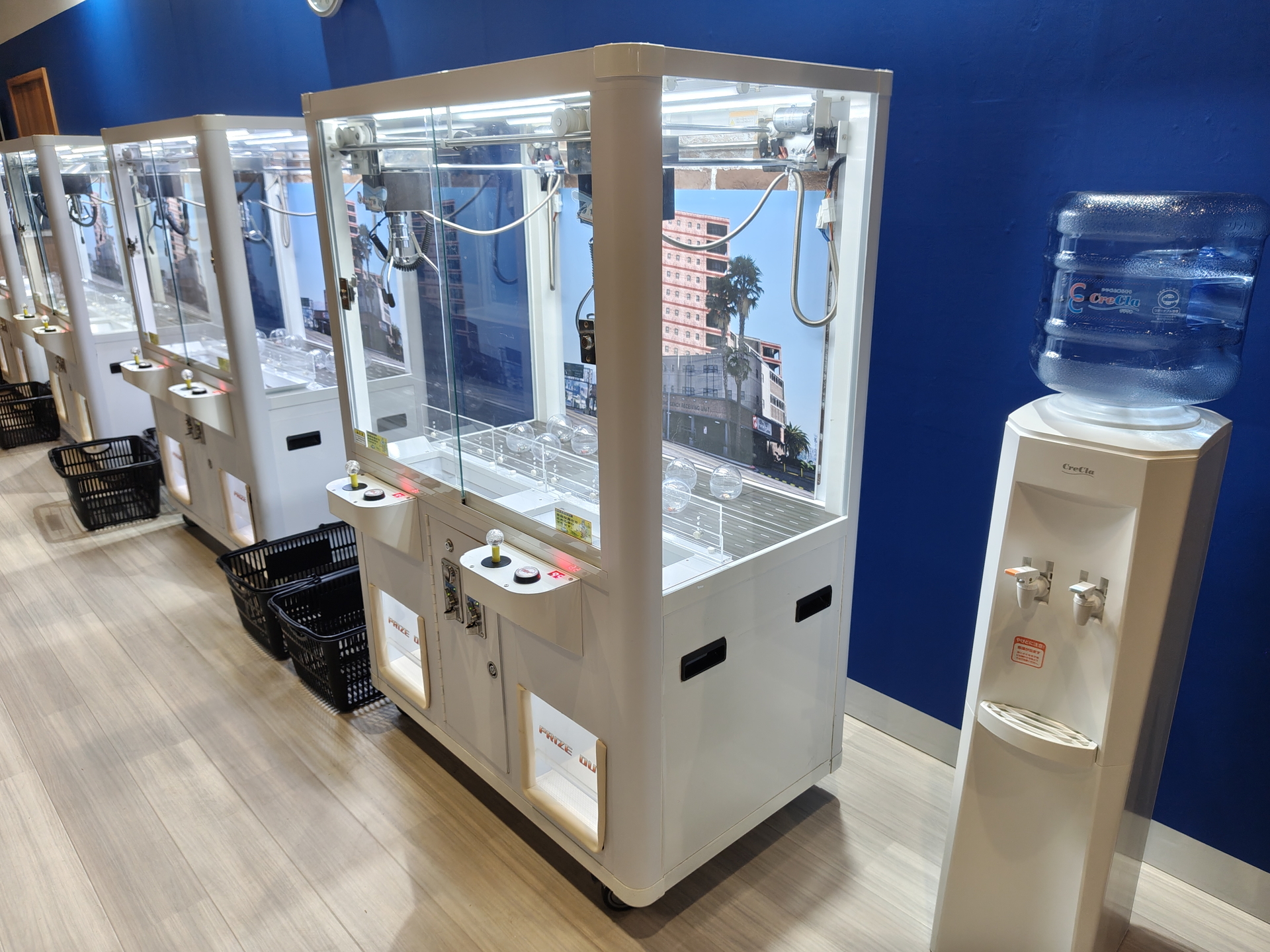 「病院」のロビーのアトラクションでは、クレーンゲームを「救助ヘリ」に模した操縦ミッションが用意されている