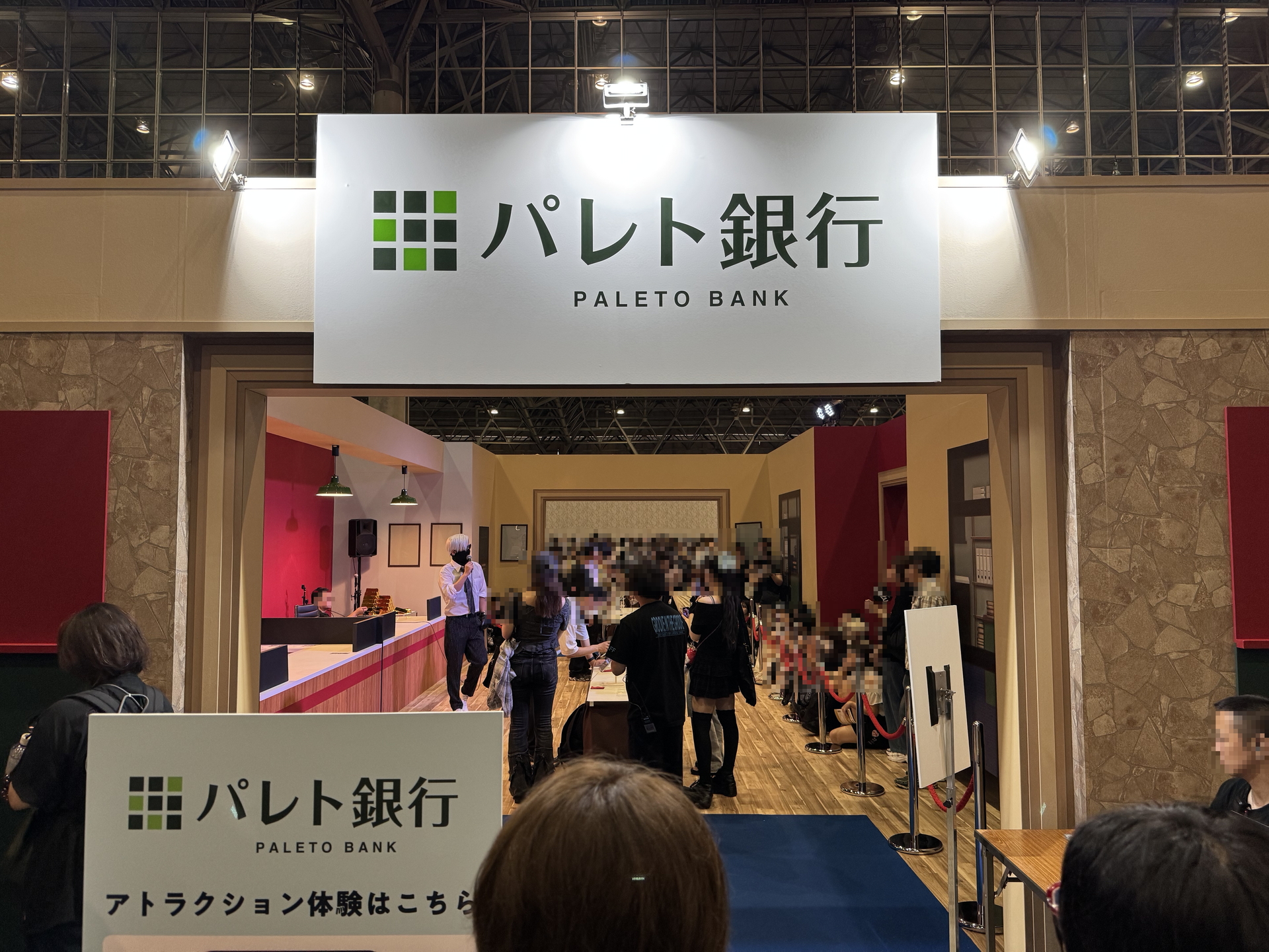 「銀行」のアトラクションでは、iPadを使って金庫のロックを突破する銀行強盗が楽しめる