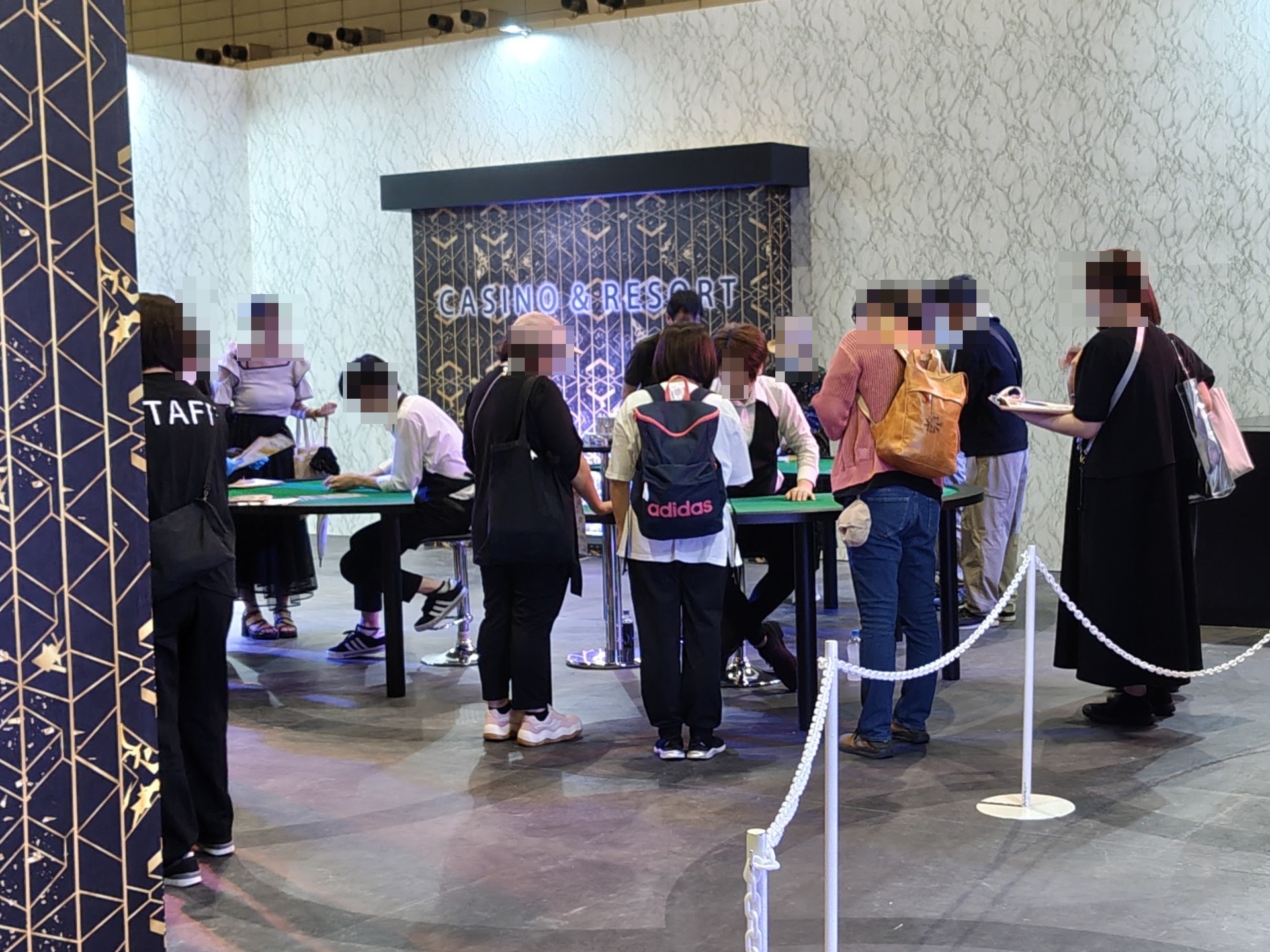 カジノには行列ができており、多くの来場者がギャンブルに勤しんでいた