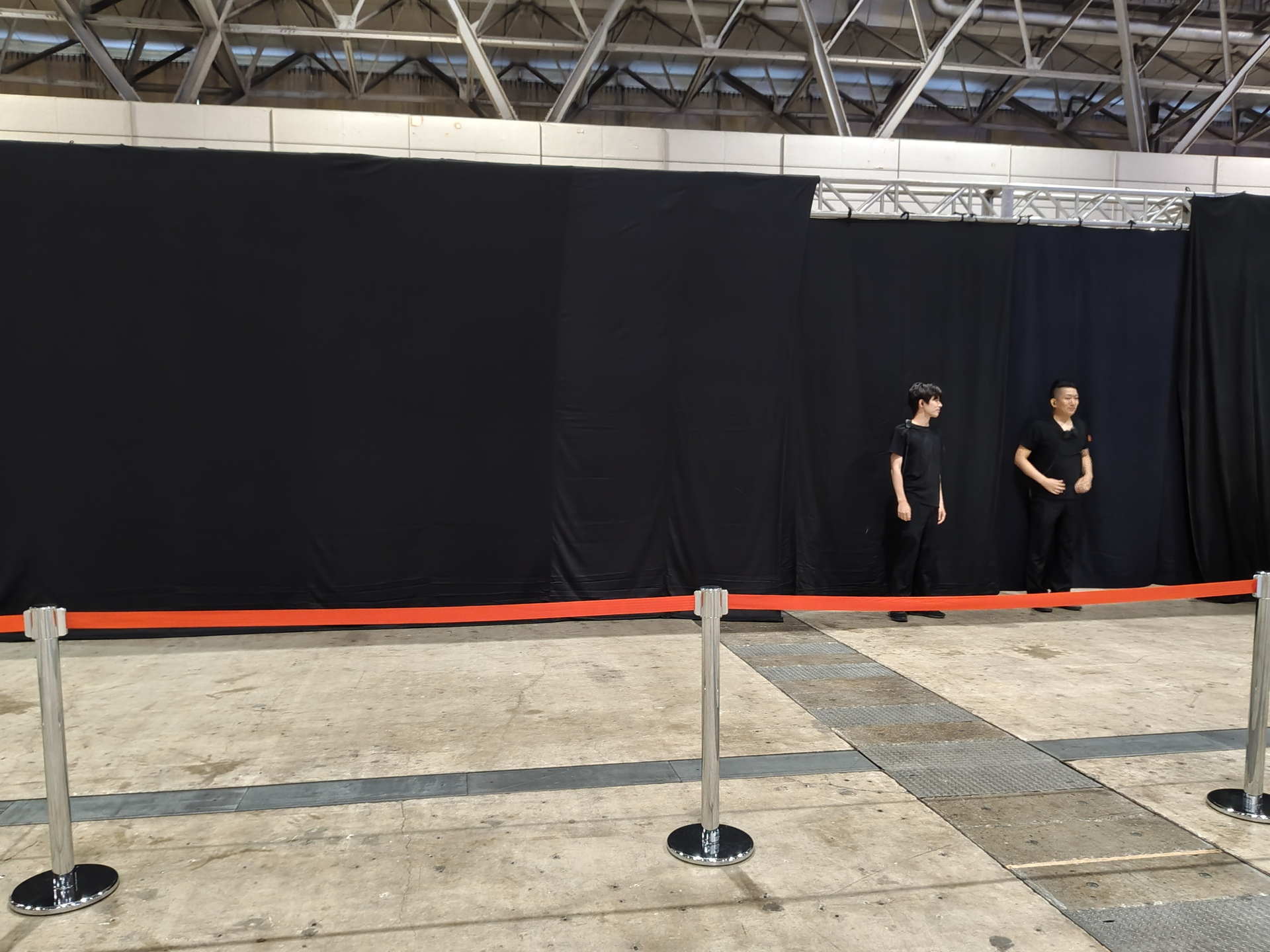 会場の一角には、意味深な黒い幕で覆われた怪しいブースが……声を掛けてみたところ、謎を解いてここに来てください……と言われてしまった