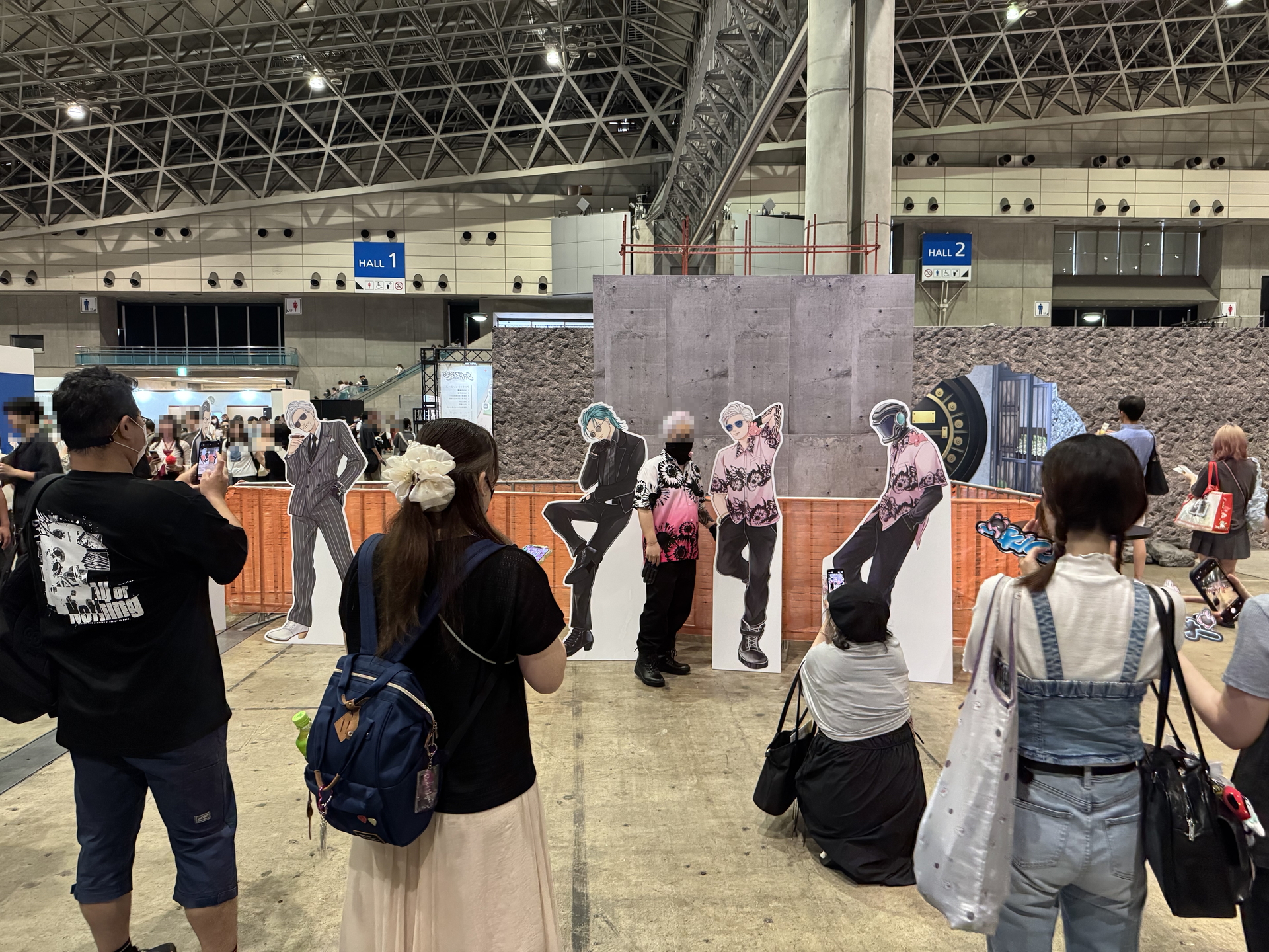 配信で登場するキャラクターたちの等身大パネルが各所に設置されており、あちこちで「観光客」たちによる撮影が捗っていた