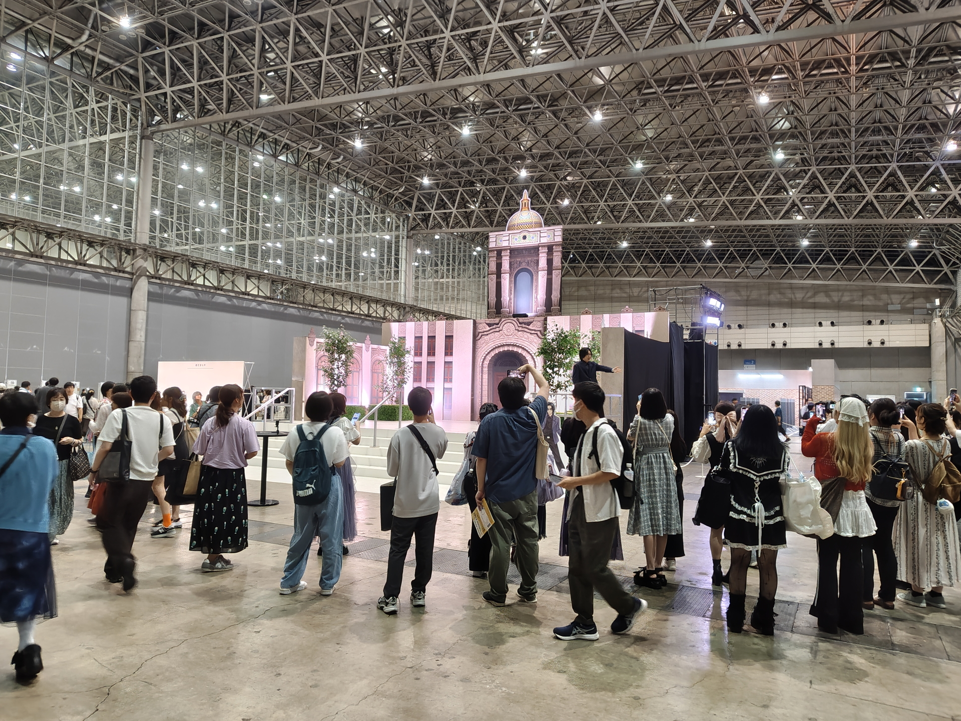 市役所の建物の前には山下ひろしが手を振ったり声を掛けて来場者を歓迎していた