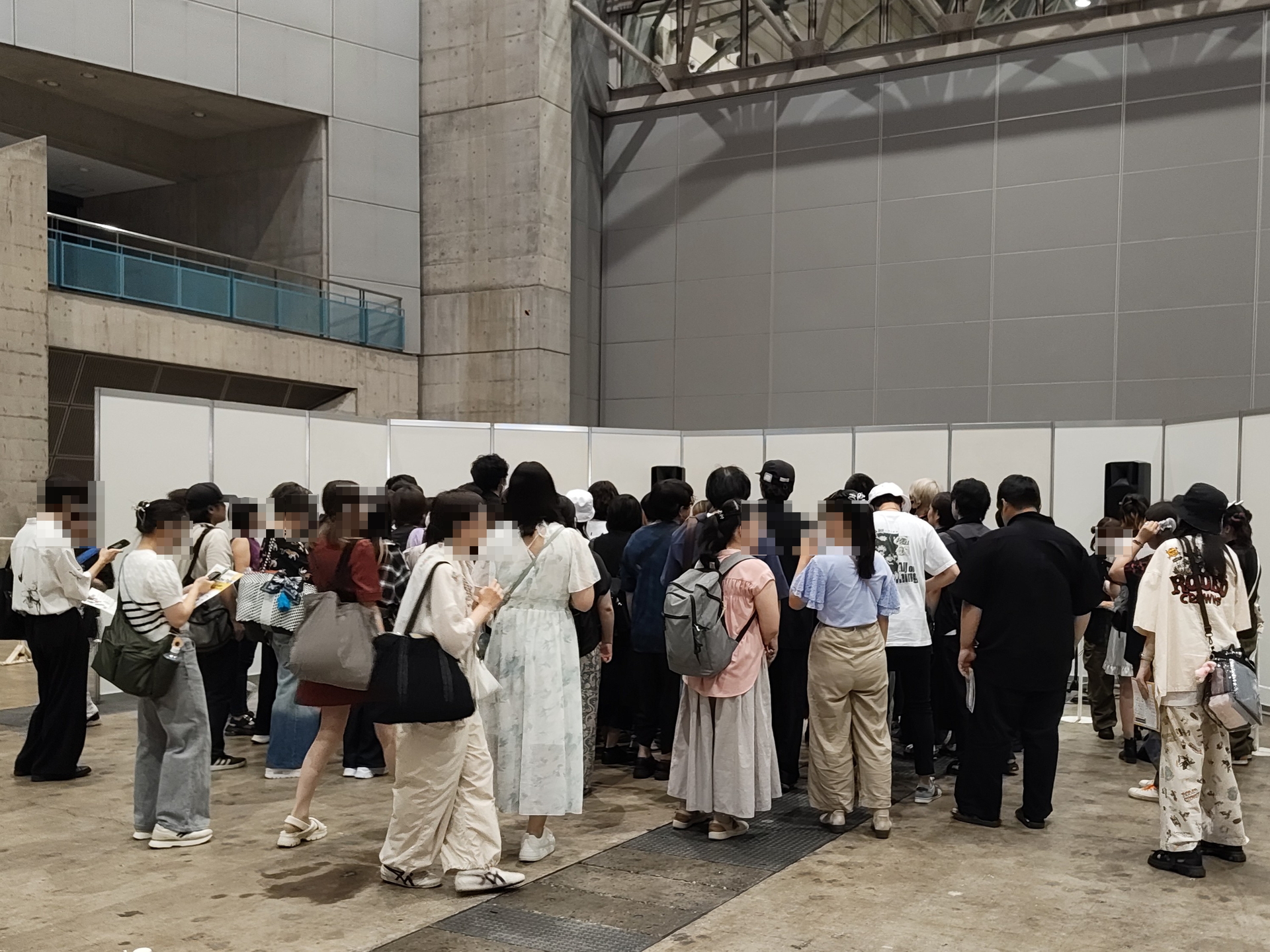 「ミート＆グリート」のフリースペースに人だかりができていたので、来場者に話を伺うと、どうやらVtuberの寧々丸氏が「鬼野ねね」としてマスク姿でファンと交流をしていたそうだ