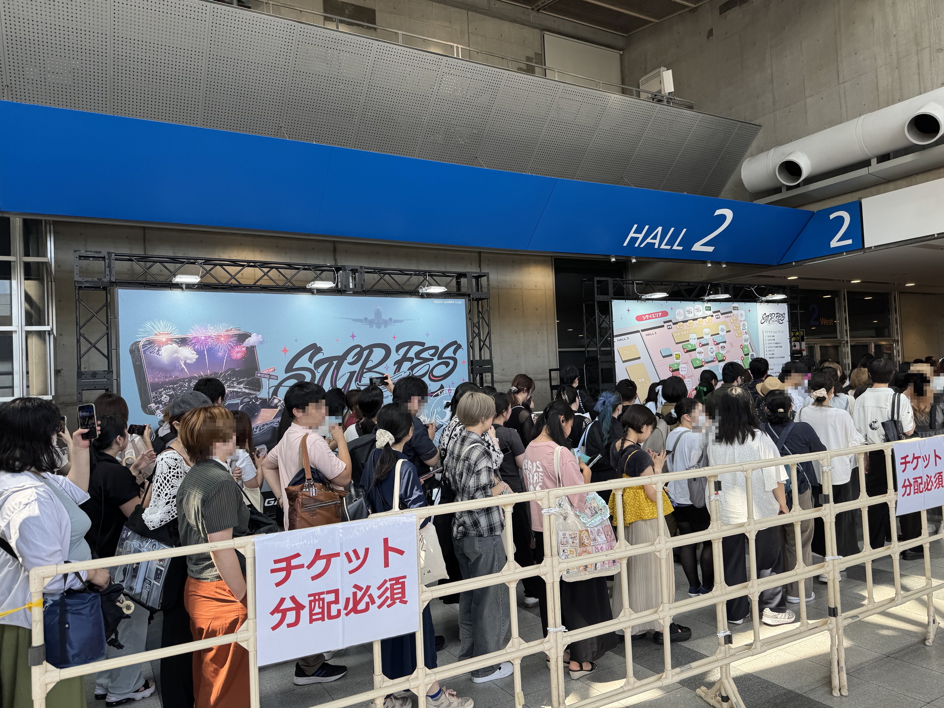 開場前の入口の様子。入場待ちの「観光客」たちの大行列が中央付近まで伸びていた