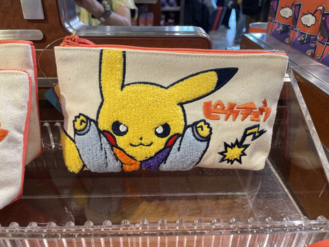 USJ「ポケモン」グッズ撮りおろし！ ミミッキュのキーホルダーや