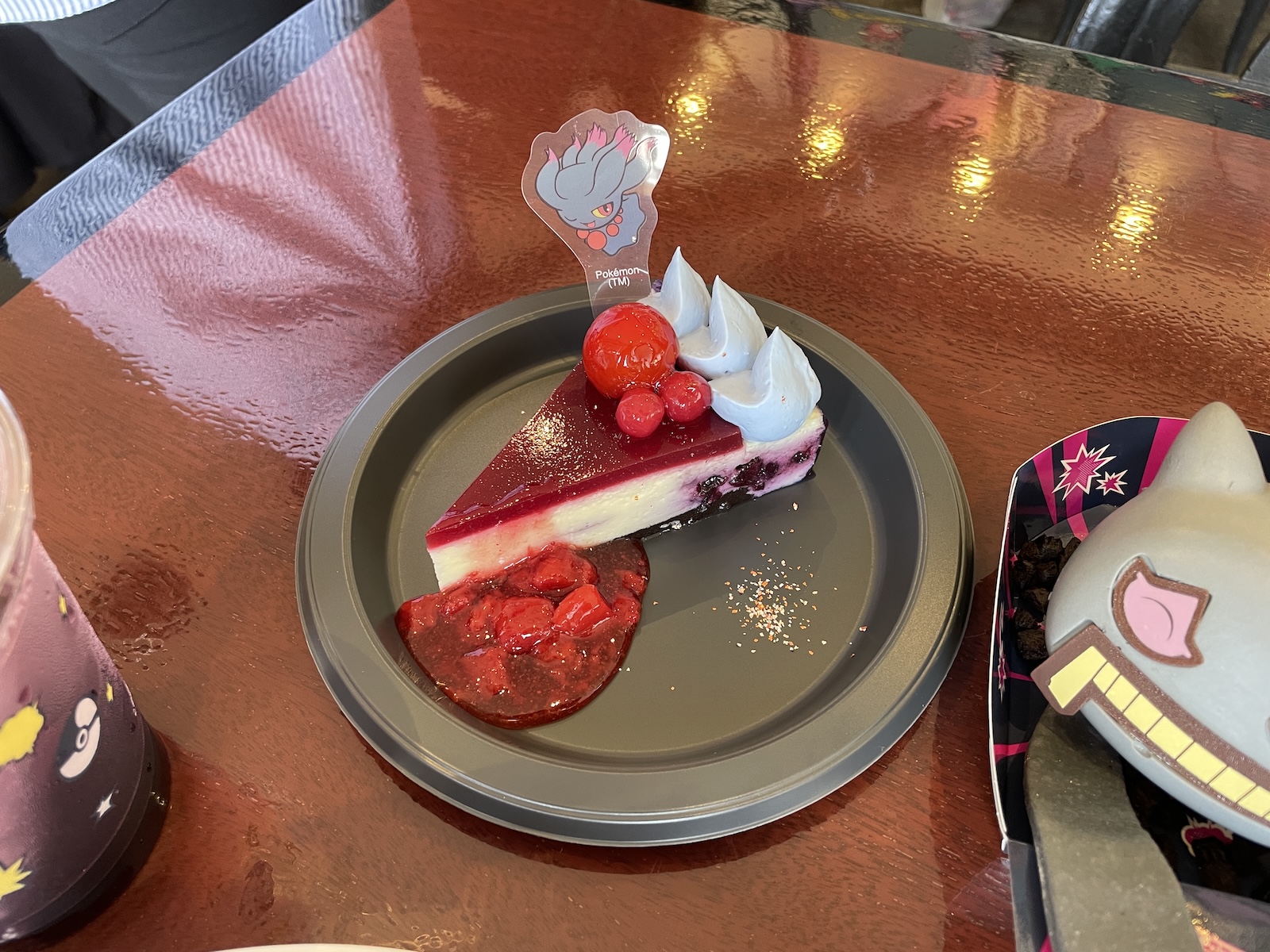 いたずら？ムウマのミックスベリーチーズケーキと赤い野菜？（価格：950円）